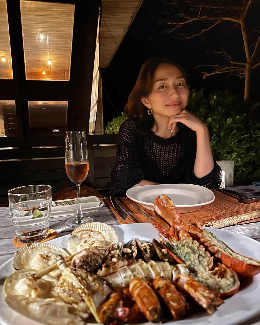 永田杏奈のインスタグラム：「・ 今年の始め、育休が終わるタイミングでまた働くつもりでしたが、夫の出張が多い事もあり夫婦で話し合い私は家庭に入る事を選択しました。  常にお仕事をしている状態が長年当たり前だったので、最初は慣れず幸せな筈なのに何か空虚感で自信を無くしていた時期もありましたが、今はこの選択をして心から良かったと思えています😊🫶  人それぞれ夫婦のバランスはあると思いますが、私はマイペースで夫はハイスピードなのでもし復帰していたら仕事と家庭の両立が上手く出来ていなかっただろうと考えるとゾッとします笑🫣  　 香港での生活が本格的に始まる2023年。 言葉の壁もあり、思い通りにいかない事は多々あると思いますがこの年齢から挑戦出来るのは幸せな事。 異国の地で頼れる母になれるよう頑張らねば。  皆さま今年も一年お疲れさまでした。 そして、ありがとうございます。  良いお年をお過ごし下さいませ🐇✨」