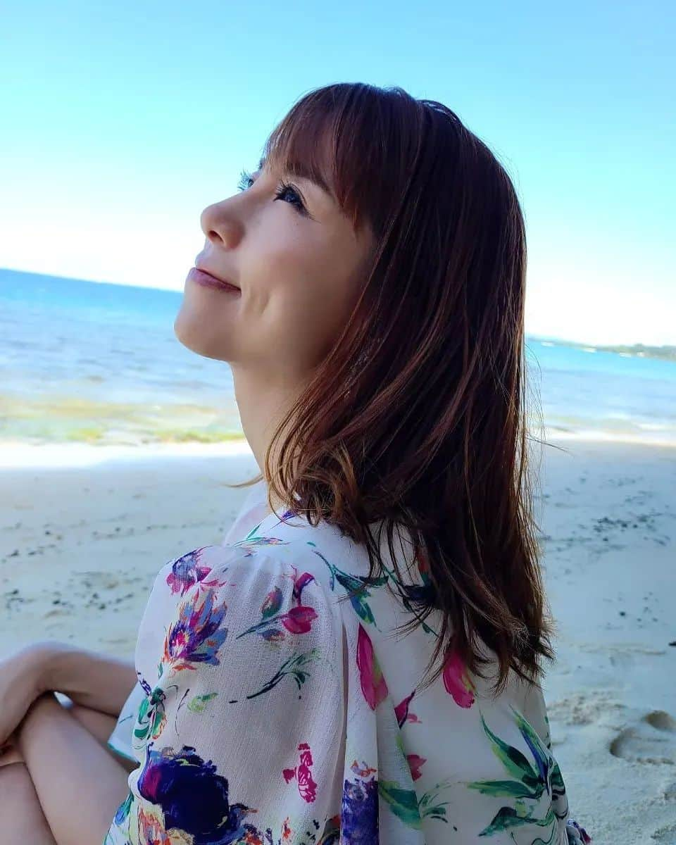 華彩ななさんのインスタグラム写真 - (華彩ななInstagram)「今年も残り数時間となりました😌💕 少し早いけど、 年末のご挨拶を・・・✨️  今年も沢山の方々に大変お世話になりました😌💕 人の優しさに触れる事が多く、 とっても幸せな一年。  目標としていた舞台【ななくみ】を開催したり、 グラビアアイドルとして作品も多く出させて頂き、 雑誌にも載せて頂きました💓 有り難いことに撮影会は大好評で、 《人に必要とされる幸せ》も沢山感じました😊💓  私が頑張る源は やっぱり【人】なんだなって思います❣️  華彩ななに関わってくださった全ての人に 心から感謝しています✨  そして、来年は、 20周年ライブ、写真集も決まってます❣️  ななくみもやりたいなって密かに思ってます🎵 幸せな時間と空間を皆にお届け出来る一年になりますように😌💕  良い年を迎えましょうね😊💓  2022.12.31 ななち❣️」12月31日 16時55分 - nanakasai