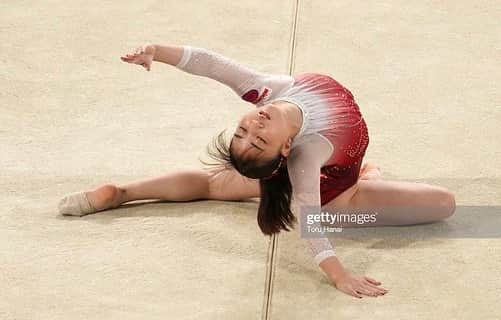寺本明日香のインスタグラム：「2022年 ありがとうございました。 引退したのが数年も前のような感覚です。 引退というタイミングに 後悔や未練が全くなく、 ベストだったと思っています。 でも、まだ思い出せるのは 全日本選手権が終わった瞬間(着地の瞬間)の 地面から込み上げる数々の思い出と同時に 頭から抜けていく体操への気持ちです。 あの感覚は今年1番の記憶でした。  今も新たな道を充実させています。 これからも楽しく頑張っていきます。  皆様 良いお年をお迎え下さい🍀  📸by Toru Hanai   by 読売新聞」