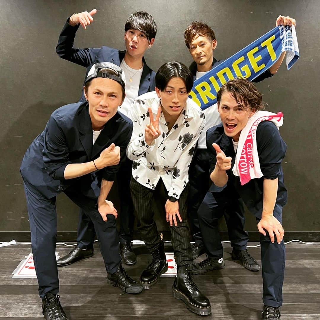 BLADeのインスタグラム：「12月31日 1人でライジン見て興奮してます。 2022年は小さな事をコツコツしてきて結果に繋がった年でした。 お陰でたくさん旅行に行って 今まで見た事ない世界を感じられました。 視座が高められた年でした。 つくづく1人では、なにもできない、1人だとアルコール依存症でぶっ壊れる人間だけど、支えられて通常運転できてる気がします。  年末にはBRIDGETに戻ってライブできるという凄く幸せな時間を過ごせました。 元相方のシュンくんがきてたり。  また憧れのSEAMOさんとまた歌えたのは幸せの極みです。 ステージ上でむっちゃタメ語でしたが笑 俺の生き方に何一つ褒めない父親はSEAMOさんと一緒に曲を作りリリースしたこと、ツアーを回ったことだけは褒めてくれます。 高校生の頃、SEAMOさんの武道館Liveの DVDを死ぬほど見てたからだと思います。  今、ステージは自分の居場所ではないですが、男たるもの夢を追いかけ、夢を語り、面白くない大人にならないのが親孝行だと思うので、どんなステージであろうと大きな夢見ていきたいと思います。  年末もダラけず酔っ払いながら ちょっと仕事します。  今年もお世話になりました。 良いお年をお迎えください😁」