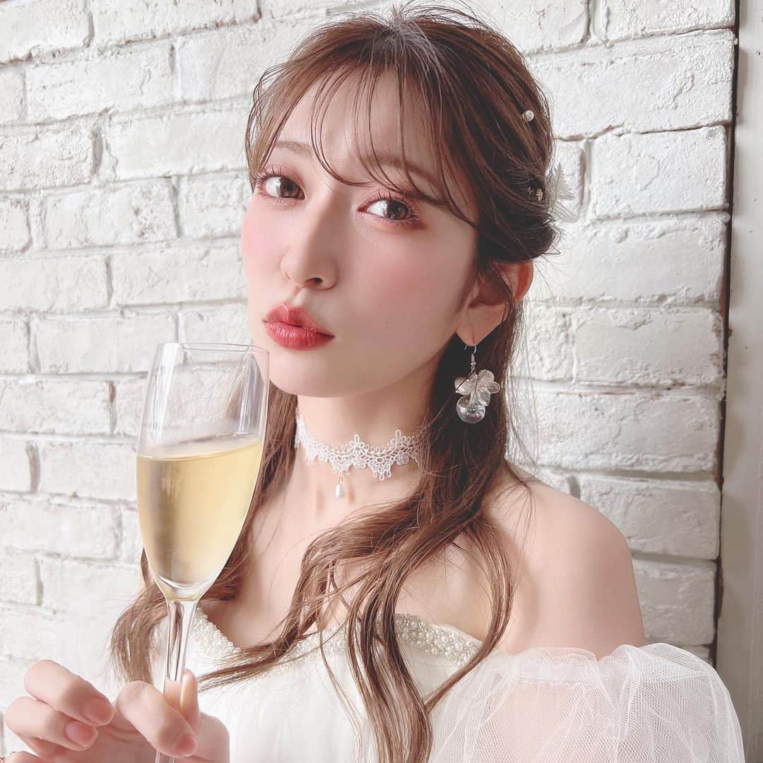 吉田朱里のインスタグラム：「2022年もたくさんの応援 ありがとうございました❤️ . 皆様にたくさん支えていただき 今年も一年、成長できました😊 . PJ beautyのミューズ、 ミーゼのCM出演、アクセサリーブランド @anchelion の立ち上げ、メイク本の出版、 @bidol_official のベスコス受賞…振り返ると本当にたくさん嬉しいことがありました❣️ . 2023年は… すでに色々決まってます😉❣️ 皆さんにたくさん良いお知らせが 出来そう😚なので期待して待っててくださいね❤️ . では良いお年を❤️‍🔥」