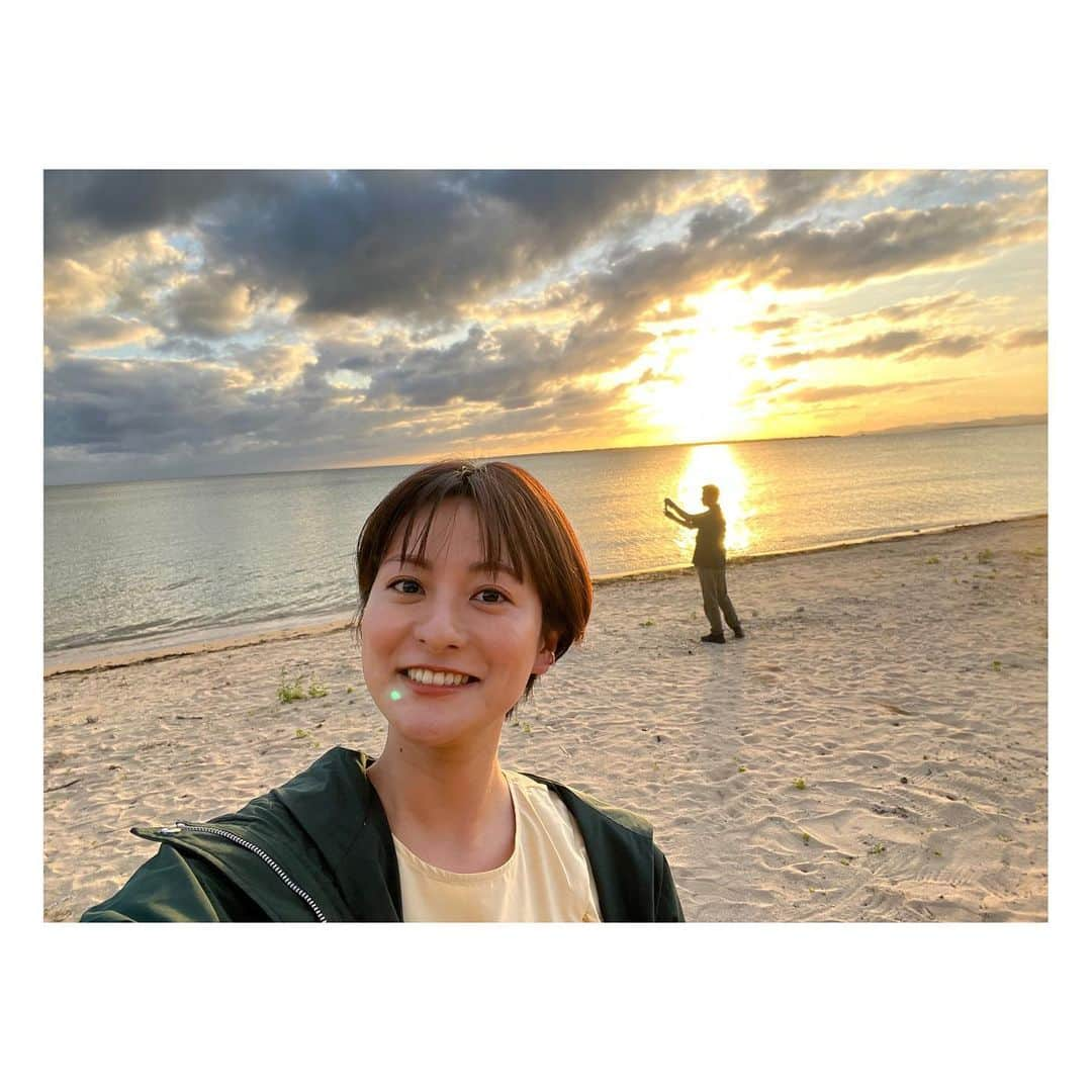 徳島えりかのインスタグラム：「* 2022年もありがとうございました🙇🏻‍♂️💛 ⁡ 新春シューイチ 離島ロケにて とにかく楽しい時間でした☺️ ⁡ 新しい年の幕開け、 ご一緒できますと嬉しいです✨✨ ⁡ 来年もどうぞよろしくお願い致します🎍 ⁡ #新春シューイチ  #うしろにこっそりヒデさん🤫 #顔に謎の光が写り込んだけど気にしない #船ロケをどう乗り切るかは #すぐさま @masu_asari 先輩に相談したものの… #🐠 #放送ではどうなることやら笑」