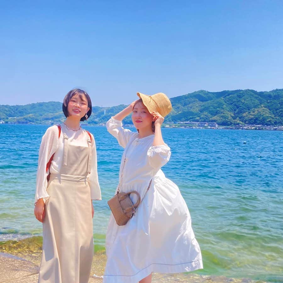 ゆりめりのインスタグラム：「2023年、明けましておめでとうございます！！🎍🌅 昨年は自分たちの中で沢山の変化があった一年でした。 音楽への取り組み方や生活スタイルなんかも一年でものすごく変わったと思います。 特に自主制作に挑戦したことは、自分たちの"できる"の幅をすごく広げることができました。 SNSの投稿やライブの頻度も少ない中、私たちの活動をずっと見守ってくださったみなさん、本当にありがとうございました✨ 今年はその変化を皆さんの目にも耳にも届けられるように頑張ります！ 2023年のゆりめりもどうぞよろしくお願いします！！🙇‍♀️🙇‍♀️」