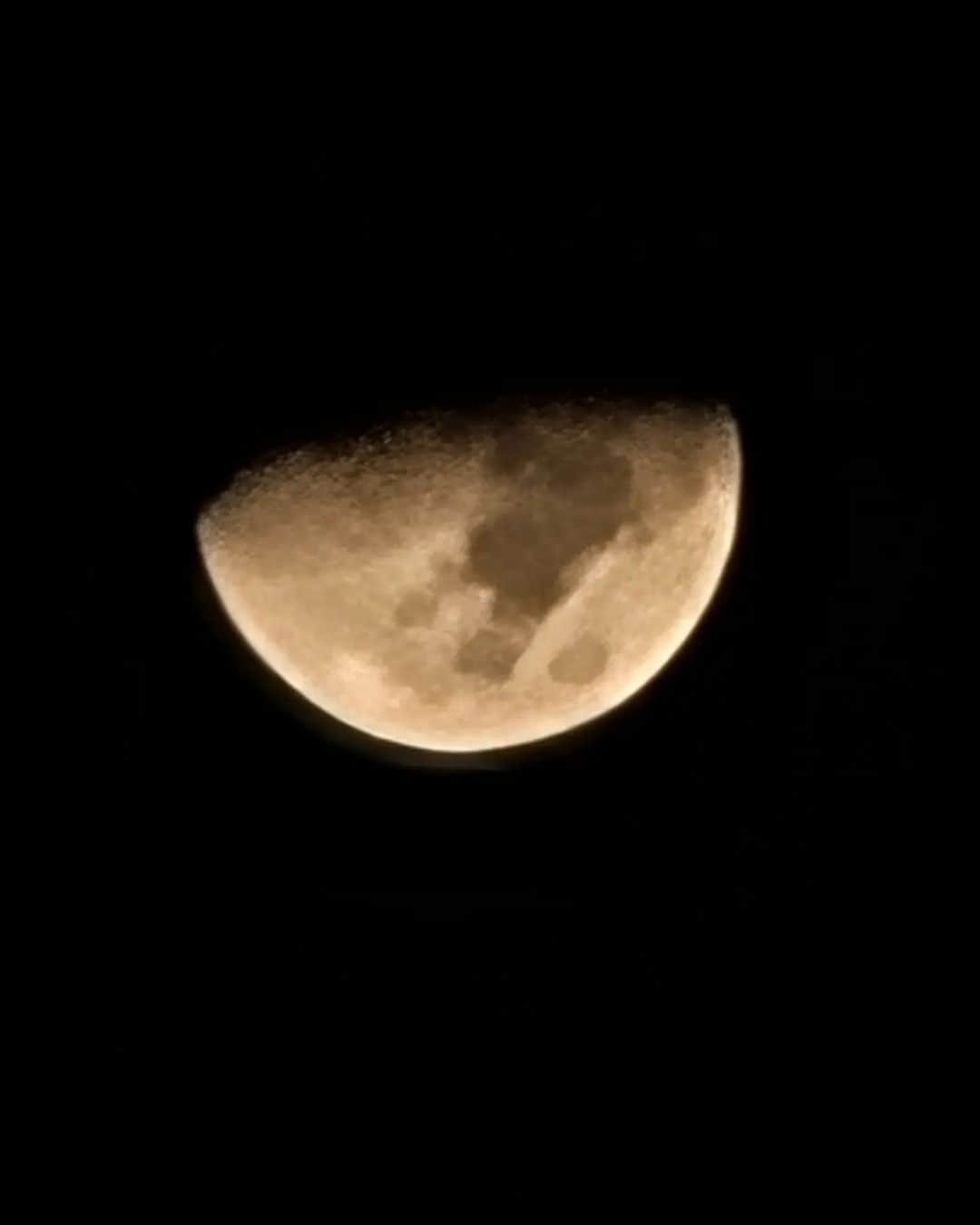 音無美紀子さんのインスタグラム写真 - (音無美紀子Instagram)「2022年最後に見た月は凄い❗とっても明るいお月様でした。 私のスマホ、優秀‼️」1月1日 3時05分 - mikikootonashi