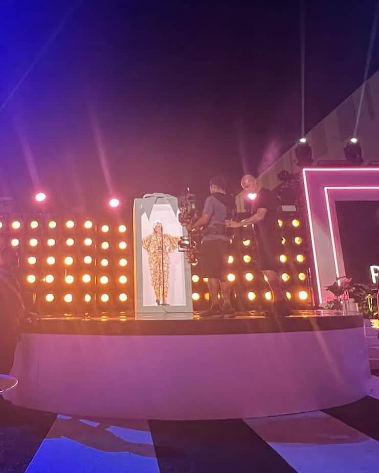 シーアさんのインスタグラム写真 - (シーアInstagram)「It’s New Years Eve and we’re gonna count down! 🎶🥳 Tune in TONIGHT to see Sia perform live on @mileycyrus’ NYE Special at 10:30 PM ET/PT on @peacocktv - Team Sia」1月1日 3時22分 - siamusic