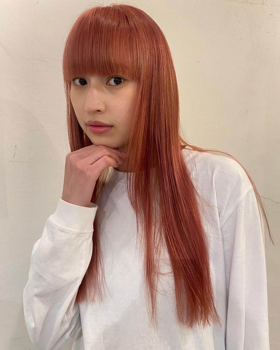 のインスタグラム：「2022年最後に髪の毛を大改造しちゃいました💕 ずっとしたかったピンクヘア、超可愛くなって大満足です🥰  ピンクヘアするときは私にやらせてね！とお声がけ頂いていた愛さんに、3年越しにやっとお願いできました！  ピンクにするなら前髪は短い方がいいなと、カットは大信頼しているほりかけさんにお願いしました💕  2022年もありがとうございました！ 2023年も皆様中尾有伽をよろしくお願い致します🫶  映画「うぉっしゅ」もよろしくお願い致します🫶」