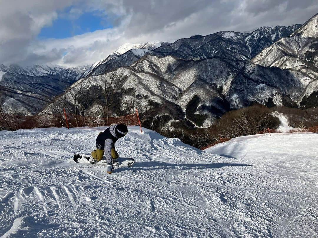 西川俊介のインスタグラム：「▽ 2022ありがとうございました😊  大晦日の今日は今期初のスノーボード🏂 新しい板が調子良くて気持ちよかった‼️」