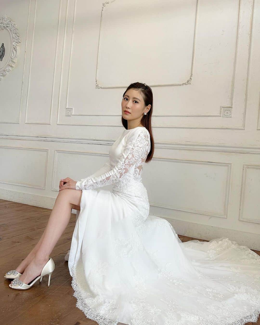 西野未姫のインスタグラム：「今年ももうすぐで終わっちゃいますね🫢 1年あっという間！！  2022年は私にとってすごく大切な1年でした✨ なんていったって、 「西野未姫」から「山本未姫」になった年ですからね😳  結婚という大きな決断をして、たくさんの方に祝福していただいて、大変だったこともあったけどそんな事も忘れてしまうくらいすごく幸せな1年でした！  応援してくださったみなさん、支えてくださったみなさん。 本当にありがとうございました😌💓  2023年はお仕事もこれまで以上に頑張って、妻としてももっとレベルアップできる1年にしたいなと思います😊  来年もよろしくお願いします✨  良いお年を💓  #大晦日 #写真何載せたらいいかわからなくて #ウェディングドレスの写真にしました #みなさんはどんな1年でしたか😳」