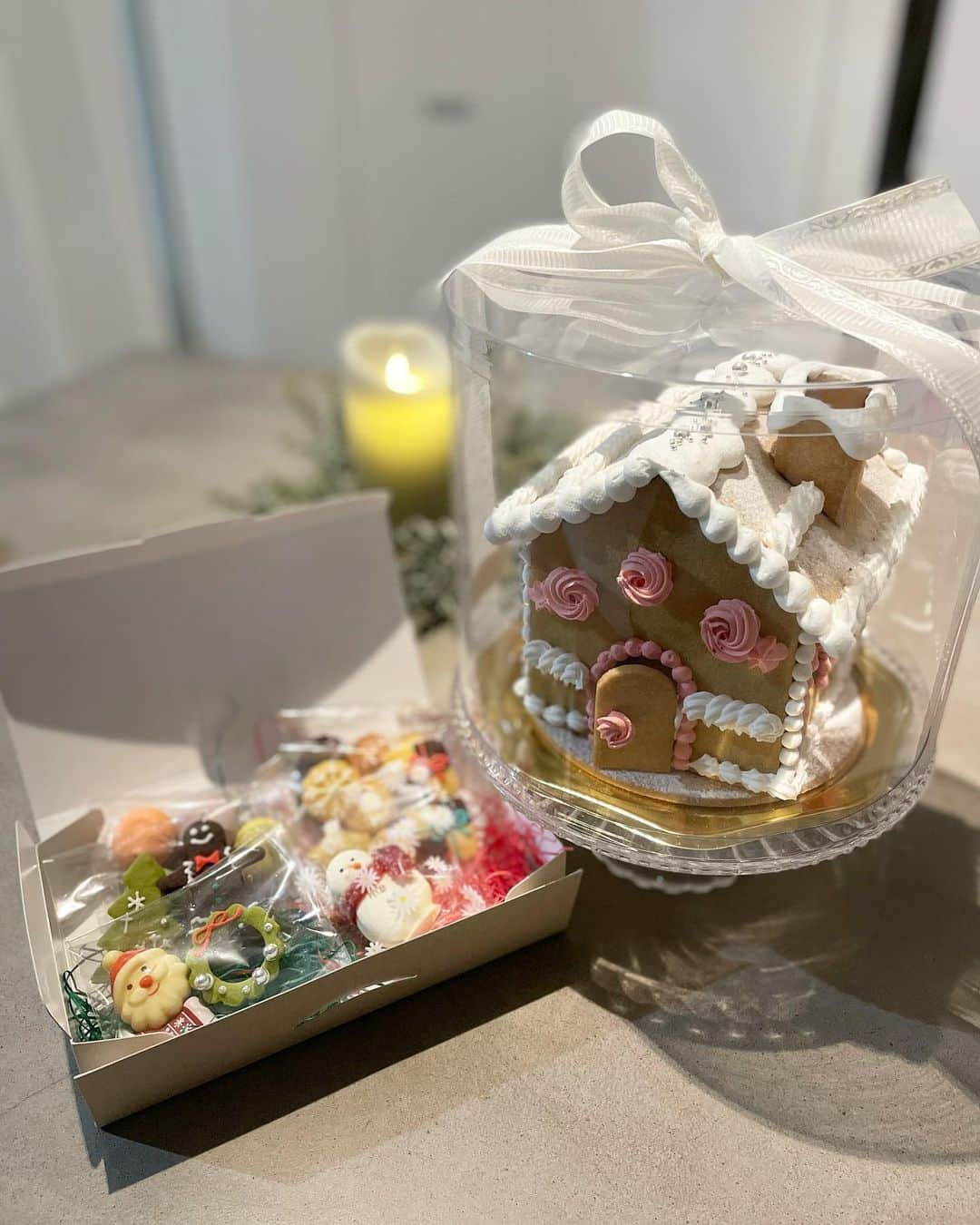 白井ゆかりのインスタグラム：「シェラトンのお菓子の家が可愛すぎた🎁🎄  #シェラトン都ホテル大阪 #お菓子の家」