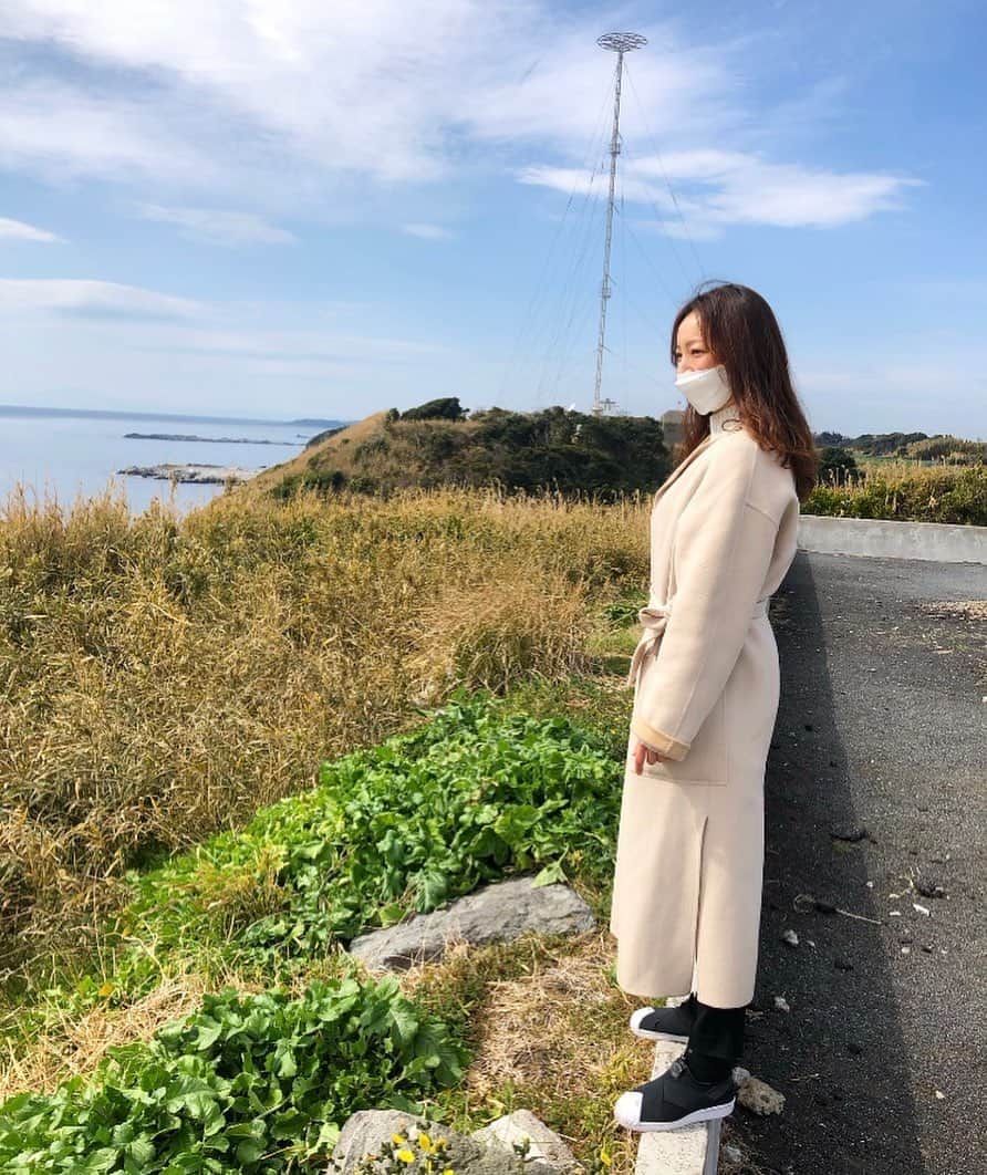 白羽ゆりのインスタグラム：「２０２２年  皆さん改めて今年もありがとうございました。  この写真は北斗の拳の全国ツアーを終えて、次のハリーポッターの稽古が始まる前の少しのお休みの時に三浦半島に遊びに行った時の写真です。  あの時は、今年がこんなにも目まぐるしい一年を過ごす事になるとは夢にも思っていませんでした。  1番は人生初の怪我による休演。  何がなんでも舞台に出る事が1番と思って生きてきたので、ちょっとの体調不良は我慢出来るものとしてここまで来ましたが、肉離れの怪我だけは松葉杖でしか歩く事が出来ずに泣く泣く断念。休演という選択肢以外ありませんでした。  悔しい思いももちろんありましたが、今は自分の身体と向き合う時間なんだと心に決めた瞬間に強さが生まれました。  スタッフの皆さんやキャストのみんな、ファンの皆さんからの励ましのメッセージを見ながら、私は本当に恵まれてここまで来たんだなぁと改めて思いました。  当たり前の事ですが、何気ない瞬間や美味しいものを食べている時、楽屋で大笑いしている時、そんないつもの時間が愛おしく感じました。  こんなにも色々あった１年だったのに、不思議ととっても良い年だったなと思うのです。  私の好きな言葉で  塞翁が馬という中国のことわざがあります。  どんな事も受け止め方しだい。  辛い事大変だった事があったからこそ見えた事もあり、良い意味で考え方が変わりました。  来年もハリーポッターから始まります！  スケジュールが許すなら他のお仕事もやっていきたいと思ってます。無理はしたくないけどパワフルに生きていきたい！  今まで自分の事で精一杯、ずっと与えて貰ったり助けて貰った人生だったので、来年からは人に与える事の出来る大人になりたいです。  それでは来年もよろしくお願いします✨✨」