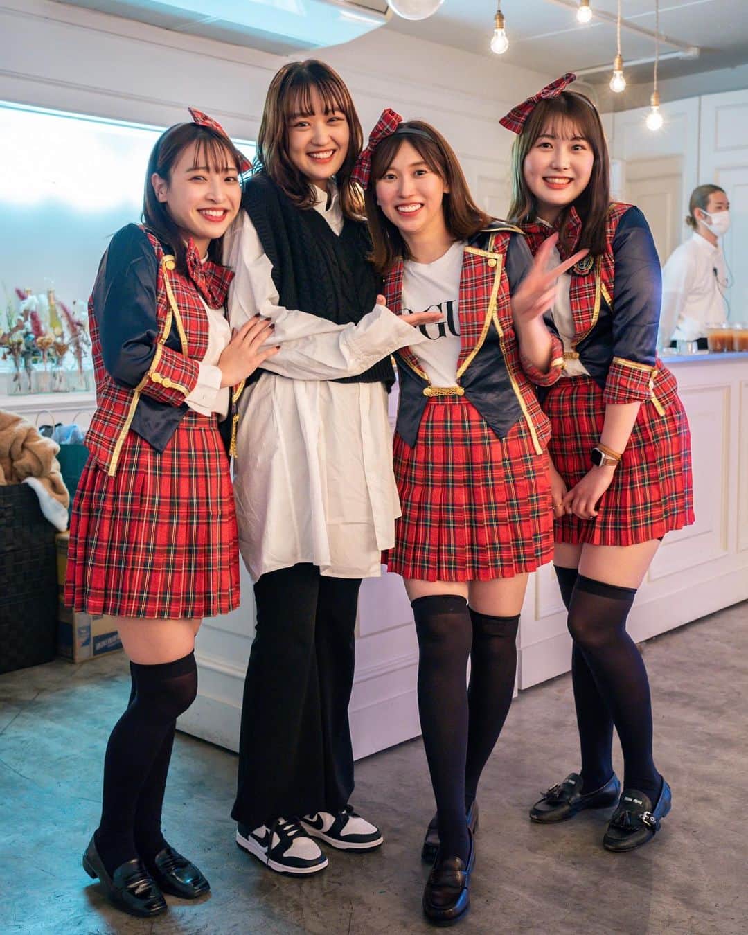 kumamoto_kaoruのインスタグラム：「2022年の仕事納めは会社忘年会の司会とAKBを踊ることでした。 エブリデイ、カチューシャはもう踊れます🎤🎶  昨日ノートに書きながら振り返っていたんだけど、今年は周りの人に恵まれた1年だったなぁと思います。  広報しているブランドともチームプレーで頑張ったし、TVや雑誌などのメディア露出も社内連携の成果がたくさんありました。  メディアの皆さんも頻度多く連絡しているにも関わらず、嫌な顔ひとつせず会ってくれたり、連絡をくれたり、一緒に企画を考えたりしました。  お誕生日の日にサプライズでケーキが会社に届いて、社内にいたみんながお祝いしてくれたのも本当に嬉しかったな🎂  個人的には広報セミナーに登壇したり、日経ウーマンの取材を受けたり、VERYをはじめ、ファッション誌に登場させてもらいました。  36-37歳は人生で初めてがむしゃらに、前だけ見て走り続けたんだけど、心乱れることも多々あって。 そんな時、身近な人たちが話を聞いてくれたりアドバイスをくれたり、美味しいご飯を食べに連れて行ってくれました🥞🍽  中学に上がった娘との関係は良好で、「ママはママじゃない、友達、親友！」と何でも話してくれるし、推し活も楽しんで日々行っています🐻💜  息子は毎日たくさん「ママかわいー」と言ってくれて、一体どうしたんだろうか？思うくらい。  2023年はいいことがいっぱいの年になるといいな。  今年もお世話になりました。 みなさん、良いお年をお迎えください🎍  #大晦日  #2022」