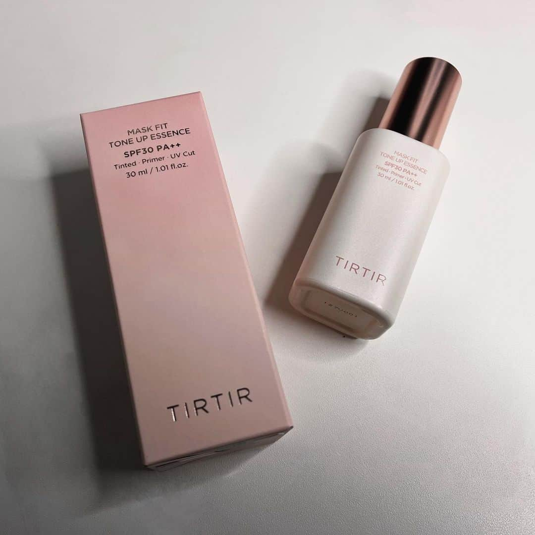 なつきさんのインスタグラム写真 - (なつきInstagram)「@tirtir_jp_official  @tirtir_official   TIRTIRの新商品！マスクフィットトーンアップエッセンス！つけ心地軽くて肌なじみも良いし最高、、、マスクに付きにくいのも良いね、、、私はTIRTIRのクッションファンデと合わせて使ってる！！まじで(まじで)良いです^_^  #TIRTIR #ティルティル #マスクフィット #化粧下地 マスクフィットシリーズ」12月31日 19時13分 - screamer.xoxo