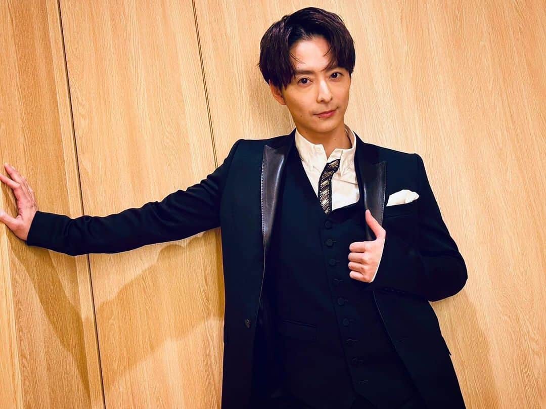 小池徹平のインスタグラム：「今年も残すところもう少し。 自分的には最高の20周年の1年でした！ 改めて、色んなタイミング、色んな場所で出会えた皆んなに感謝です🙇‍♂️✨ いつも沢山パワーをくれて、応援してくれてありがと🫶 来年もよろしくね！！  今日もいい酒だ🍻  #20周年 #ありがとう #仲間 #お疲れカンパーイ」
