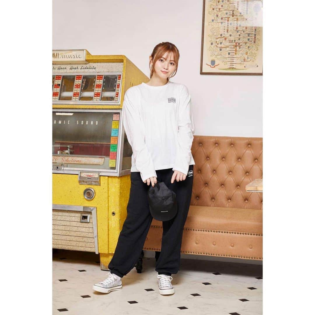 小泉のん（のんち）のインスタグラム：「.  【告知】  明日  1/1~より  しまむら福袋が全店で発売です❕  私が着用させて頂きました ･トートバッグ ･トレーナー ･ジョガーパンツ ･ロンT ･キャップ (※色違いで2種類あります)  が入った5点セットで なんと2,000円(税抜)です！  どのアイテムも使いやすく とてもお得なので 皆様ぜひ ゲットしてみて下さいね☺︎︎  #しまむら  #福袋」