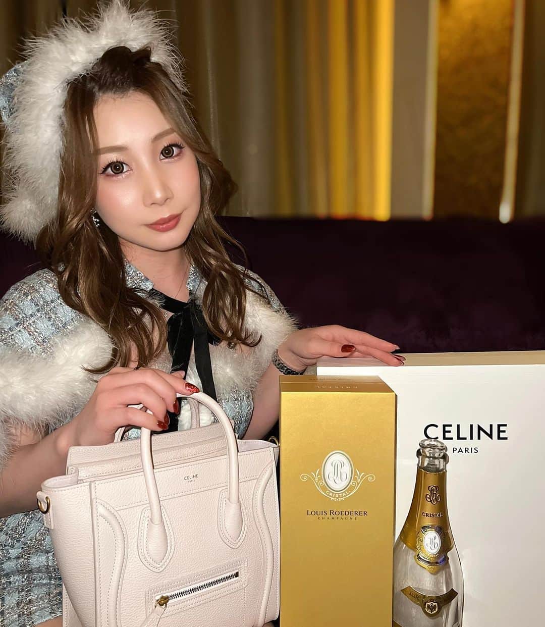 長谷川るいのインスタグラム：「. . . クリスマスプレゼント🎁🎅 素敵なサンタさんが会いに来てくれた🤍 . . . . #クリスマスコスプレ #クリスマス  #クリスタルシャンパン #岡山キャバクラ  #六本木岡山駅前店 #クリスマスイベント」