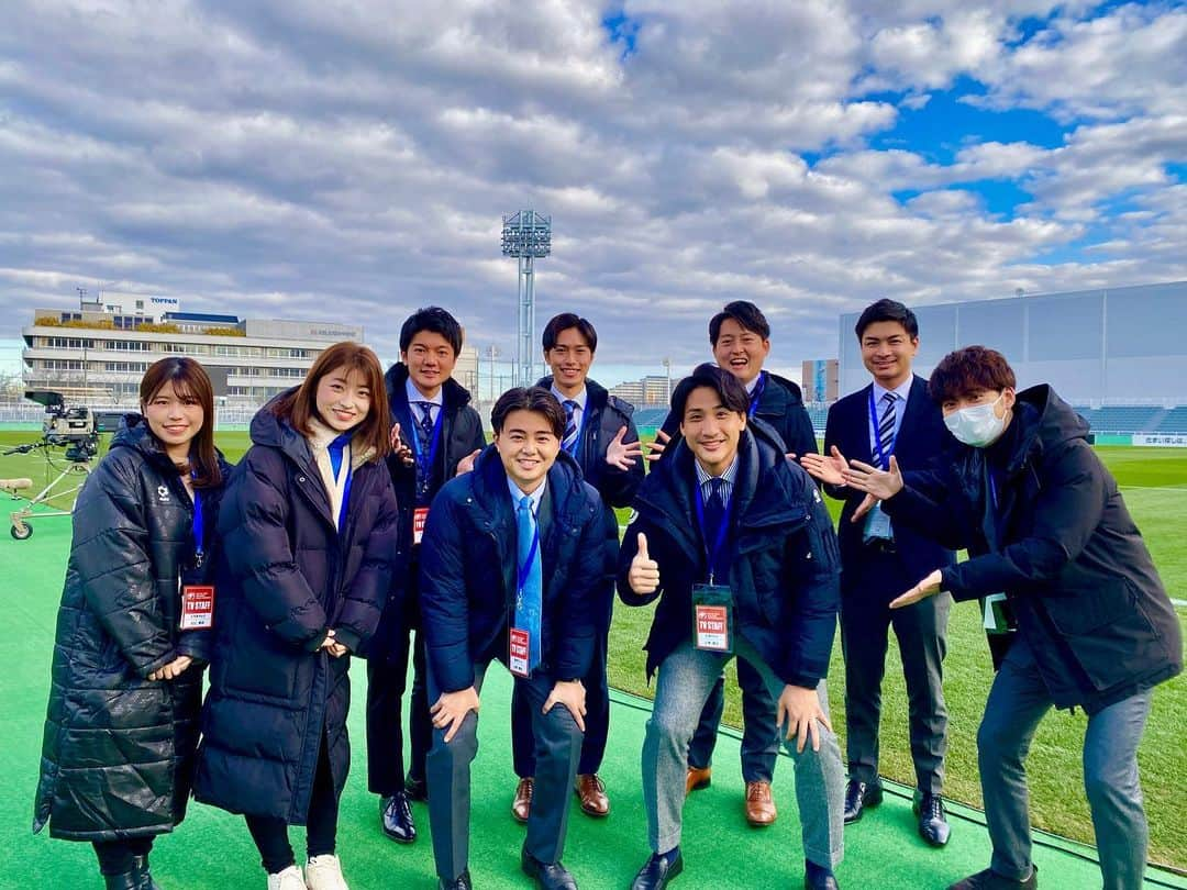 大野晃佳のインスタグラム：「#仕事納め 全国高校サッカーでした！  今年も濃厚な年末です。  各局の皆様、本当にありがとうございました。  帰り際に #平松アナ 2022年はほとんど平松さんと一緒にいました👨‍❤️‍💋‍👨  2023年もどうぞみなさんよろしくお願い致します🤲」