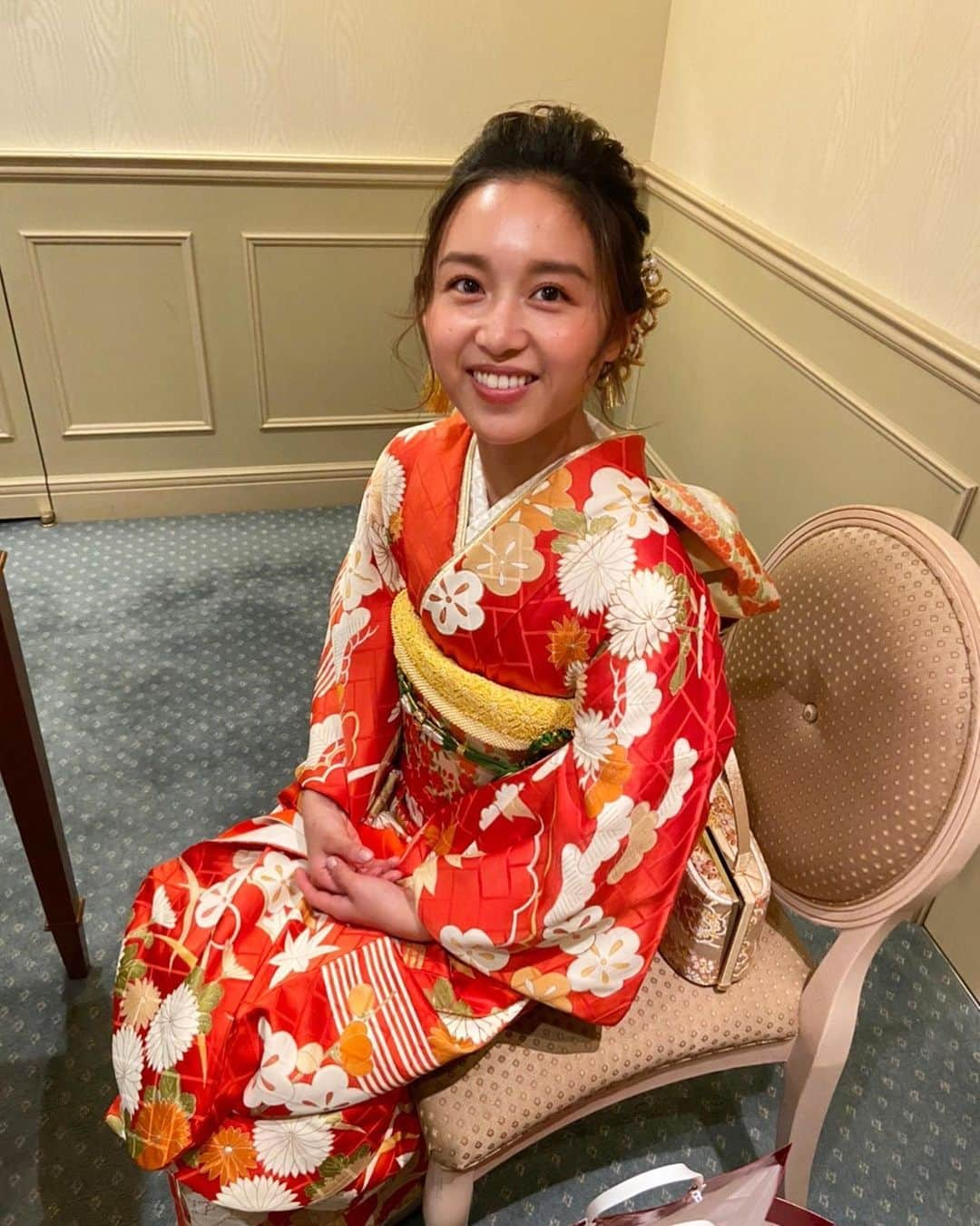 青山美郷さんのインスタグラム写真 - (青山美郷Instagram)「・ Thank you for everyone that I have met in 2022. I am who I am because of you. I have a big challenge next year and I will tell you soon. I hope the next year will be another wonderful one. Happy new year with a lot of love 🫶🏼 ・ 2022年、出逢ってくださった全ての皆様、イイネやコメントで応援してくださった皆様、ありがとうございました。 あなたがいたから今の私がいます。 激動の一年でしたが、周りにいてくれる人達のお陰で少しずつ前に進むことができました。感謝しかありません。  来年は新たなビッグチャレンジがあり、もう少ししたら皆様にもご報告できると思いますので、楽しみに待っていただけますと嬉しいです。  2023年も皆様お一人お一人が、より豊かな日々を過ごすせますように。  良いお年をお迎えください🐇🤍  （写真は親友であり幼馴染の結婚式の写真📷 顔出しokとのことで何故かこのタイミングにご紹介。笑 この2人はどんな時も私の味方でいてくれた唯一無二の存在。来年もよろしくやで✴︎）  #thankyouforeverything#happynewyear2023#japanesetraditional#japanesekimono#良いお年をお迎えください#良いお年を」12月31日 19時19分 - aoyama_misato