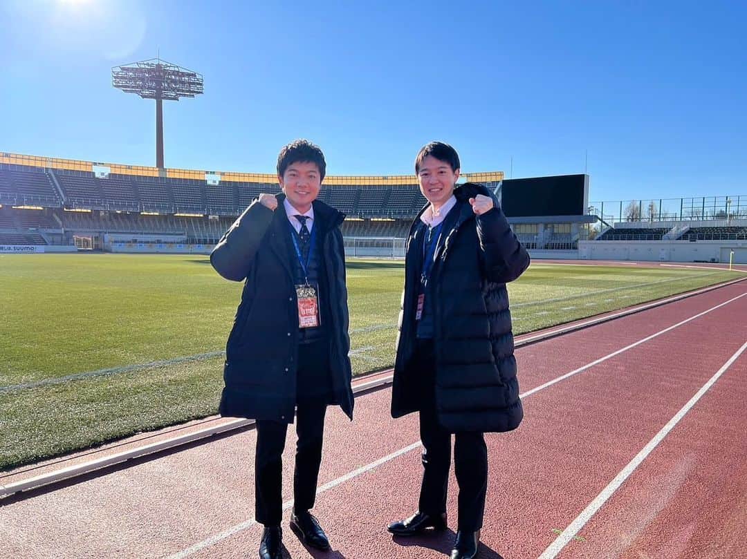 岡田健太郎のインスタグラム：「2022年、ラスト仕事は 全国高校サッカーでした。 上山アナと行ってきました。  惜しくも初戦で敗退してしまいましたが、愛知・東邦高校の最後まで諦めない、粘り強い戦いは素晴らしかったです！  最後に… 今年も多くの方々のお陰で無事に完走できました！ 2023年、さらに自分自身をアップデートできるよう頑張ります！  皆様、良いお年をお迎え下さい。 そして、来年もよろしくお願いいたします！！  #中京テレビ #アナウンサー #全国高校サッカー選手権大会 #2022 #2023 #良いお年を #岡田健太郎」
