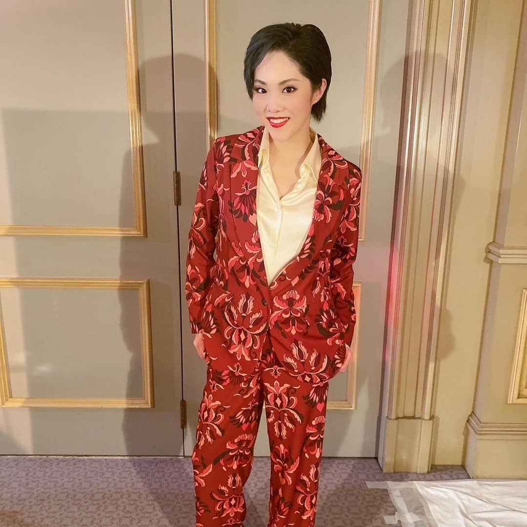 留依蒔世のインスタグラム：「年末、投稿できてなかった写真 どどどどどっとあげまーーす🥳🥳🥳  激動の1年、2022年。 宝塚人生を終え、青春を卒業し、 現実世界へやってきて バタバタと年末を迎えました。 たくさんの応援、ありがとうございました🥺🥺 応援あってこそやってこられました。 来年も私らしく！ 自分の信じる道を突き進みやす！  今年は最後になるかもしれぬ関西での年越し🎍🌅🎍 みなさまはいかがお過ごし？？  全ての人類にたくさんの幸せが訪れますように。 良いお年をーーーーーーーーー   #シマエナガ   #いつかみたい  #紅白みるでーー  #明日は東西お笑い合戦みるで  #楽しそーな写真ばっかり  #素敵な出会いばっかり  #来年も素敵な出会いがありますように」