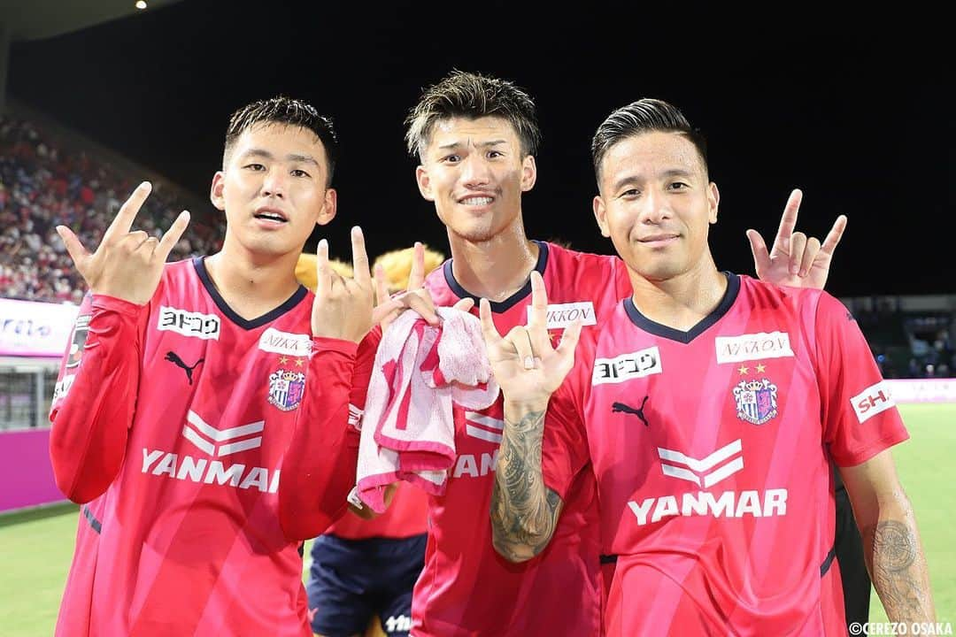 松田陸のインスタグラム：「今年もありがとうございましたー‼︎ 良いお年を〜🤟  #cerezo #osaka #松田陸」