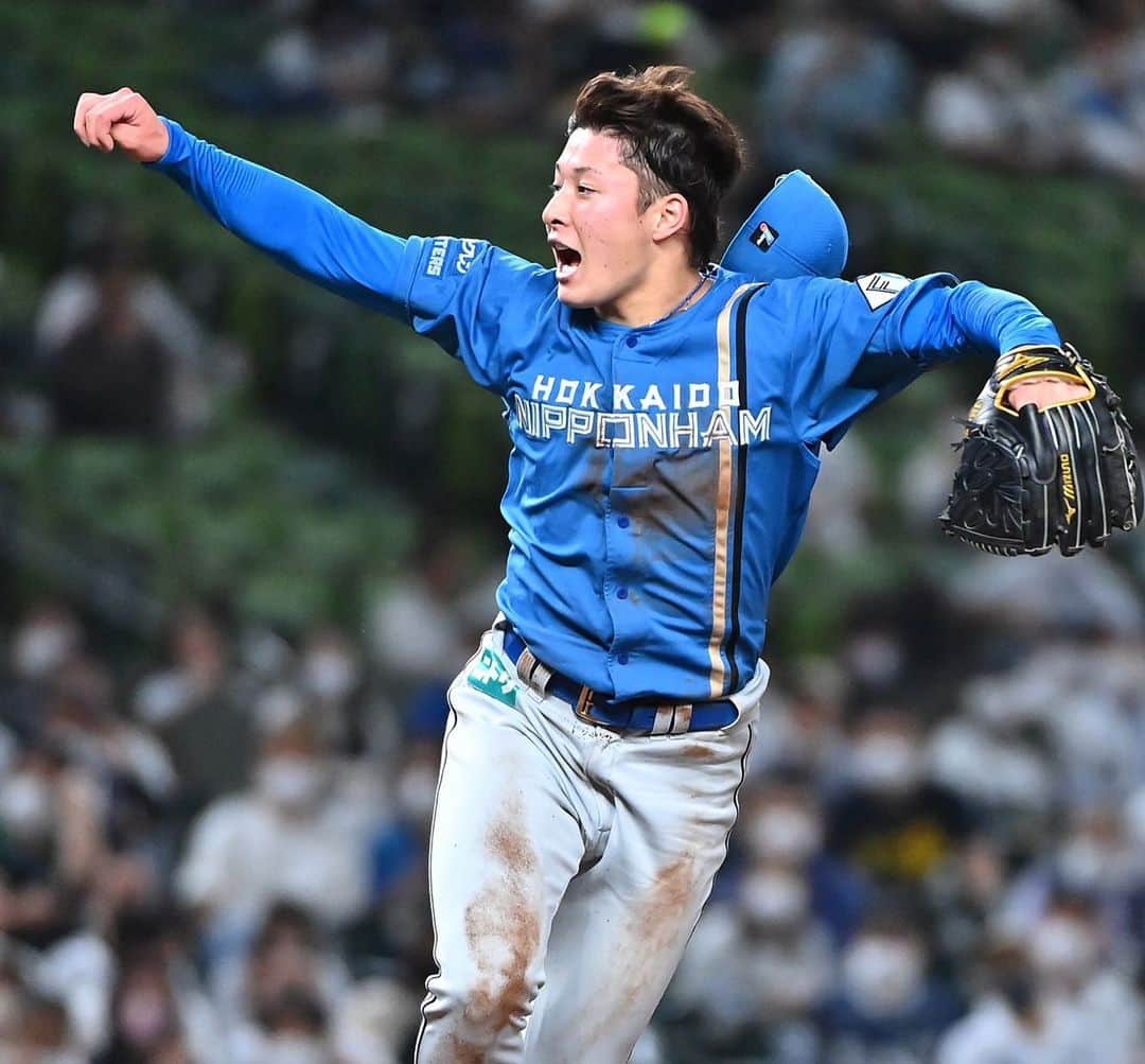 吉田輝星のインスタグラム：「今年もたくさんの応援ありがとうございました！ 来年も泥臭く頑張ります🫡  みなさん良いお年を👋   #高校でもこんなドロドロになったことない  #今年もありがとうございました  #来年もたくさん応援よろしくお願いします」