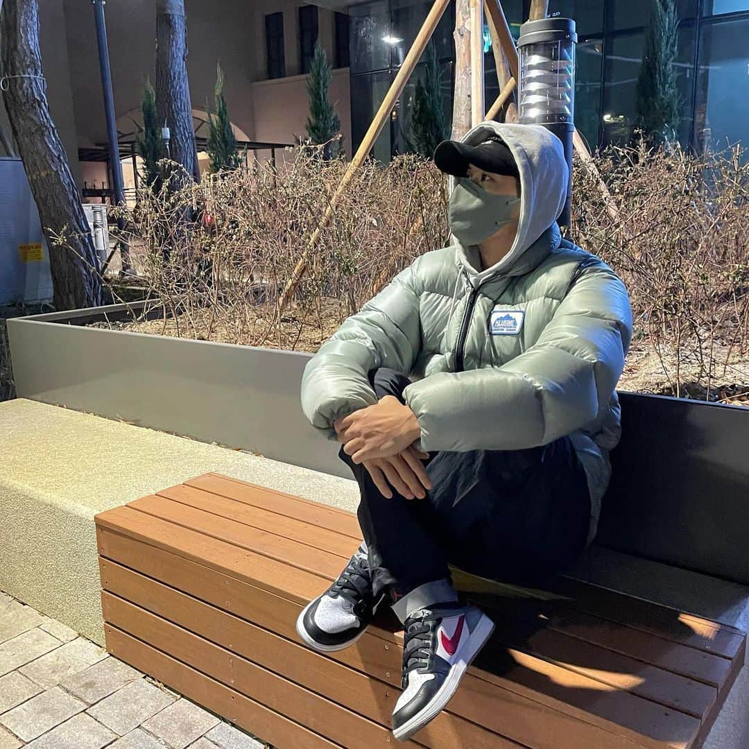 キム・ジソクのインスタグラム：「올해 마지막 마실❄️」