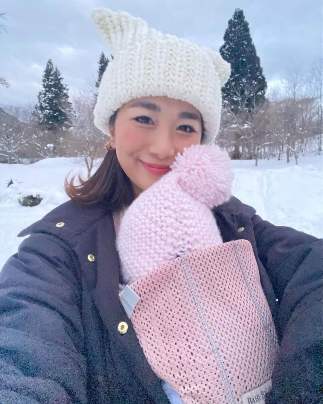 Mai Wakimizuのインスタグラム：「あっという間に2022年が終わろうとしています。 今年はオフィススタッフが一気に増え、東京や神戸合わせて3度ものpopup shopを開催することが出来ました。毎度当日を迎えるまではとにかく準備に追われ、前日には不安がピークになるのですが(笑)、いざ始まるとお馴染みのお客様や初めましてのお客様とのご縁に胸いっぱいになり、パワー満タンで終えることが出来る、私にとっては欠かせないベントなんです♡来年も予定してるのでまた楽しみにお待ちしております♡プライベートでは妊娠出産を経て家族が2人(娘と愛犬ラルフ♡)増え、気が付けば4人と2匹の大家族になりました＼(^o^)／子育てをしながらのペースでお仕事が出来ているこの有難い環境に、真加を始めスタッフの皆には心から感謝します。 来年はどんな1年になるかな、楽しいことも辛いことも全てが良い時間となりますように♡いつも応援して下さってる皆様、2023年もLINKABLE共々どうぞ宜しくお願い致します。それでは皆様良いお年をお迎え下さい♡有難うございました♡ #年末のご挨拶#goodbye2022#大晦日」