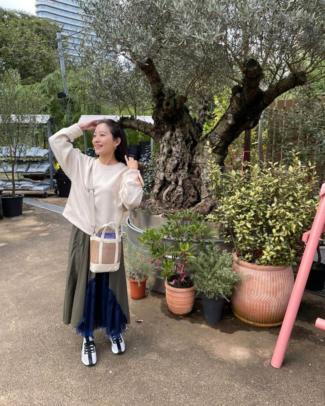 大村彩子さんのインスタグラム写真 - (大村彩子Instagram)「大晦日ですね。 2022年もたくさんの方にお世話になりました。 毎年あっという間に過ぎていく感じはするけれど、こうして年末に振り返ると色んなところへ行ったり(来年からは旅行ももっと復活かな？)、色んなことを体験したり、派手ではないかもしれないけど、充実していたと思える日々でした。  でもまだまだもっとやれることはある!!と自分に発破をかけて2023年卯年🐇に突入して参りたいと思います。  皆様はどんな大晦日を過ごしていますか？ 来年はどんな1年になるのかな？ どうぞよろしくお願い申し上げます。  #暮れのご挨拶#2022#2023#寅#卯#🐯#🐇#大晦日#ayakoomura」12月31日 19時34分 - ayako_omura