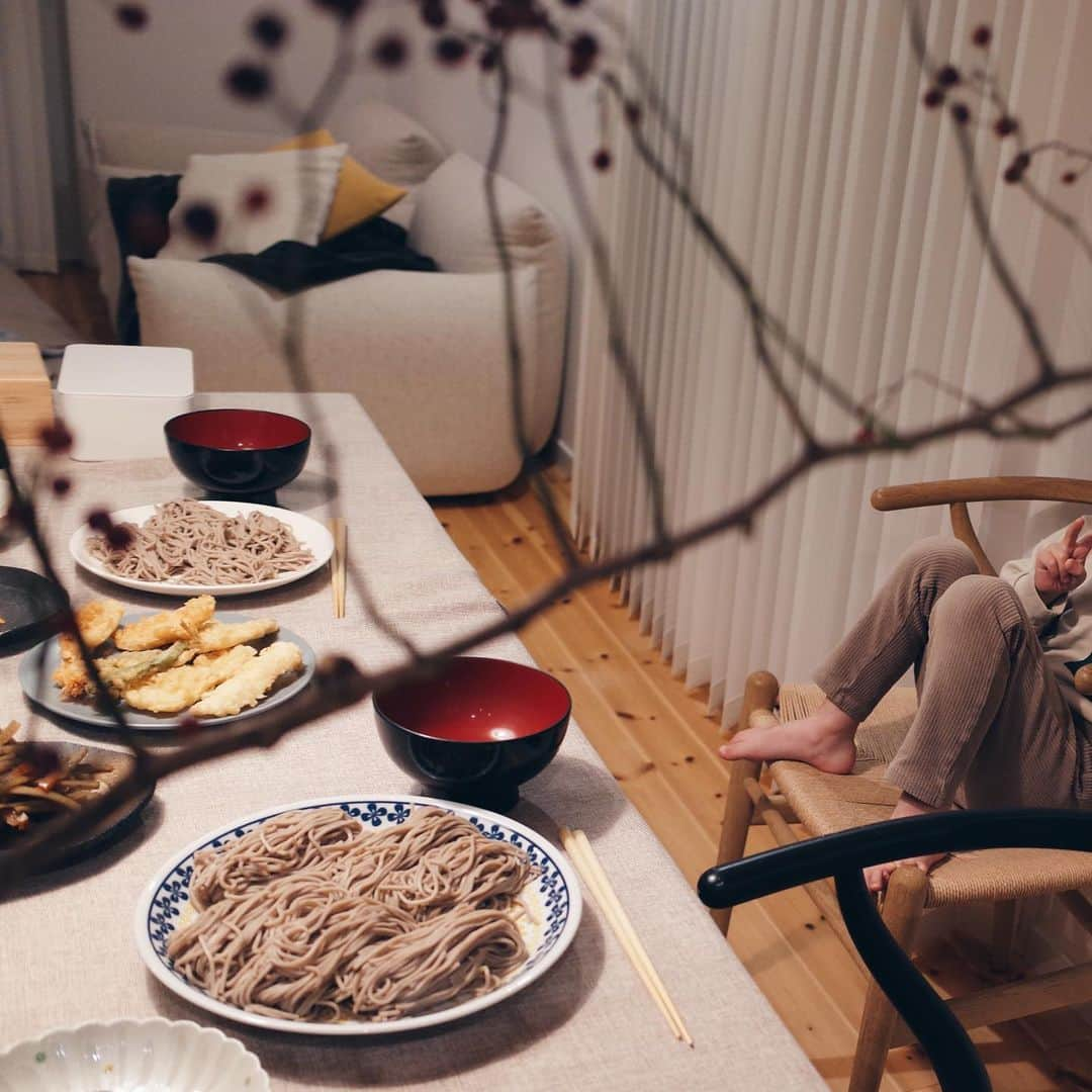 鶴田真梨のインスタグラム：「大掃除して年越しそば🍜」