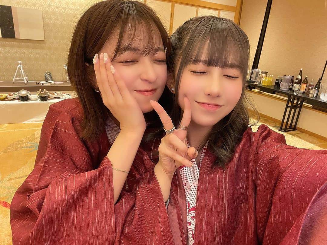のインスタグラム：「忘年会楽しかったあ✌😚🍺 きりちゃんとえみ姉はじめましてて ずっと会いたかったから嬉しすぎた🥰🥰🥰🫶🏻  ありしゃんさんが司会とか準備されてる時 すごいかっこよくて素敵だったの🥺 素敵な企画してくださってありがとうございます🌱」