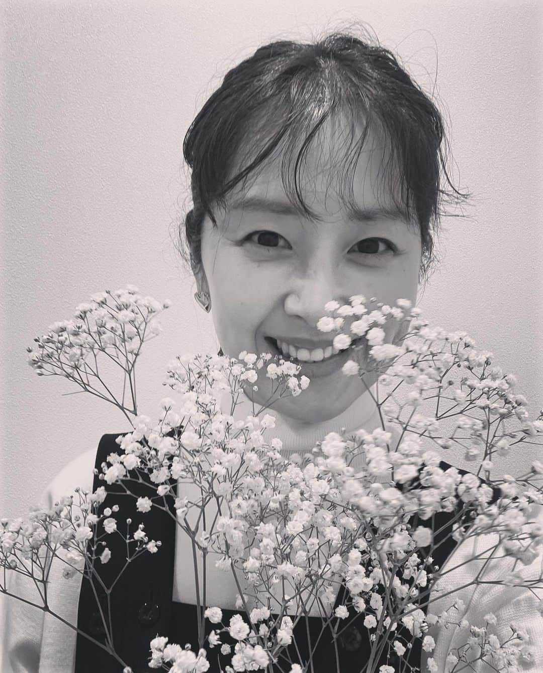 笛木優子のインスタグラム：「今年一年もありがとうございました。  なぜ、かすみ草…？  わかる人にはわかるやつです😂  皆さま良い年越しを😍」