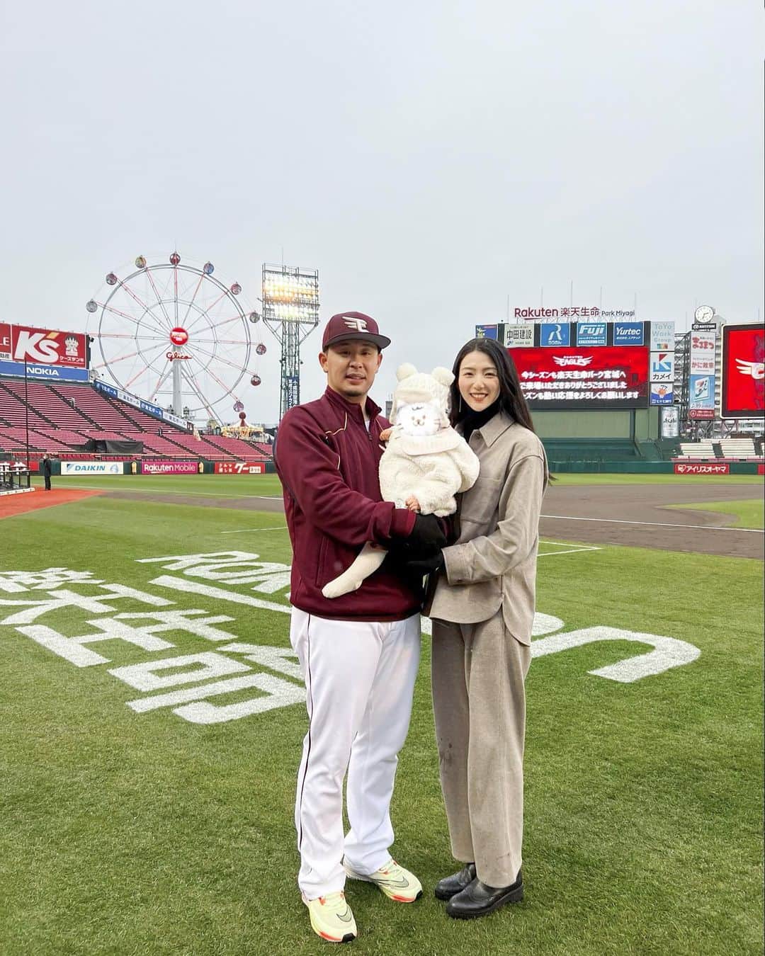 淡輪優希のインスタグラム：「2022年も今日でお別れですね！大晦日、いかがお過ごしでしょうか。  今年の我が家はなんといっても家族が増え、親としての人生のスタートをきる一年となりました。  当たり前ですが初めてのことばかりでまだまだわからないことだらけ。日々感じるのはむしろ我々が娘に親にしてもらっていくのだなぁということです。2023年も娘の些細な成長や変化を楽しみながら、親としても、人としても成長していければ。  個人的にも30代に突入。仕事復帰だけではなく、まったく新しいジャンルのお仕事にも挑戦させて頂き、勉強の日々です。  そしてもう一つは、改めて仙台でお世話になることになりました。この４年は本当に素晴らしい時間を過ごす事ができました。ここからも家族共々よろしくお願い致します。苦しいこと、辛いこと、悲しいこともあるかもしれませんが(極力少ないと良いなぁ笑)それ以上に楽しく幸せな最高の思い出を、たくさん作りたいと思います‼︎‼︎(優勝しか  来年も浅村家一同をよろしくお願い致します。」