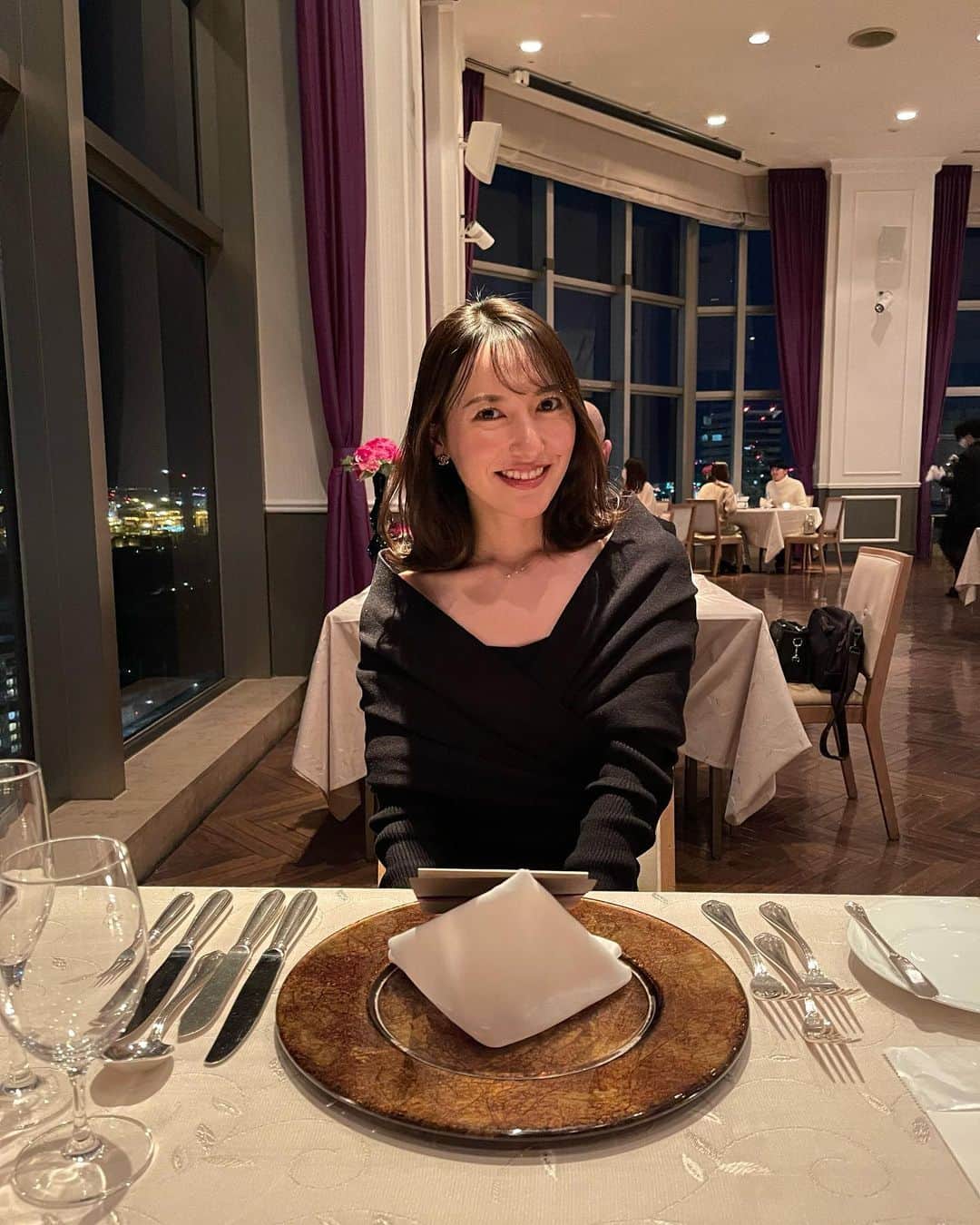 松本リコのインスタグラム：「・ ・ ・ ・ X'mas Dinnerを頂きました♡ ・ ・ ・ #japanesegirl #japangirl  #お洒落 #インスタグラマー  #インフルエンサー #ハーフ顔 #fashion #ファッション #christmas #クリスマス #christmasdinner #クリスマスディナー #デート #date #クリスマスデート #christmasdate #天王洲アイル #第一ホテル東京シーフォート  #キャプテンズワーフ #キャプテンズワーフレストラン」