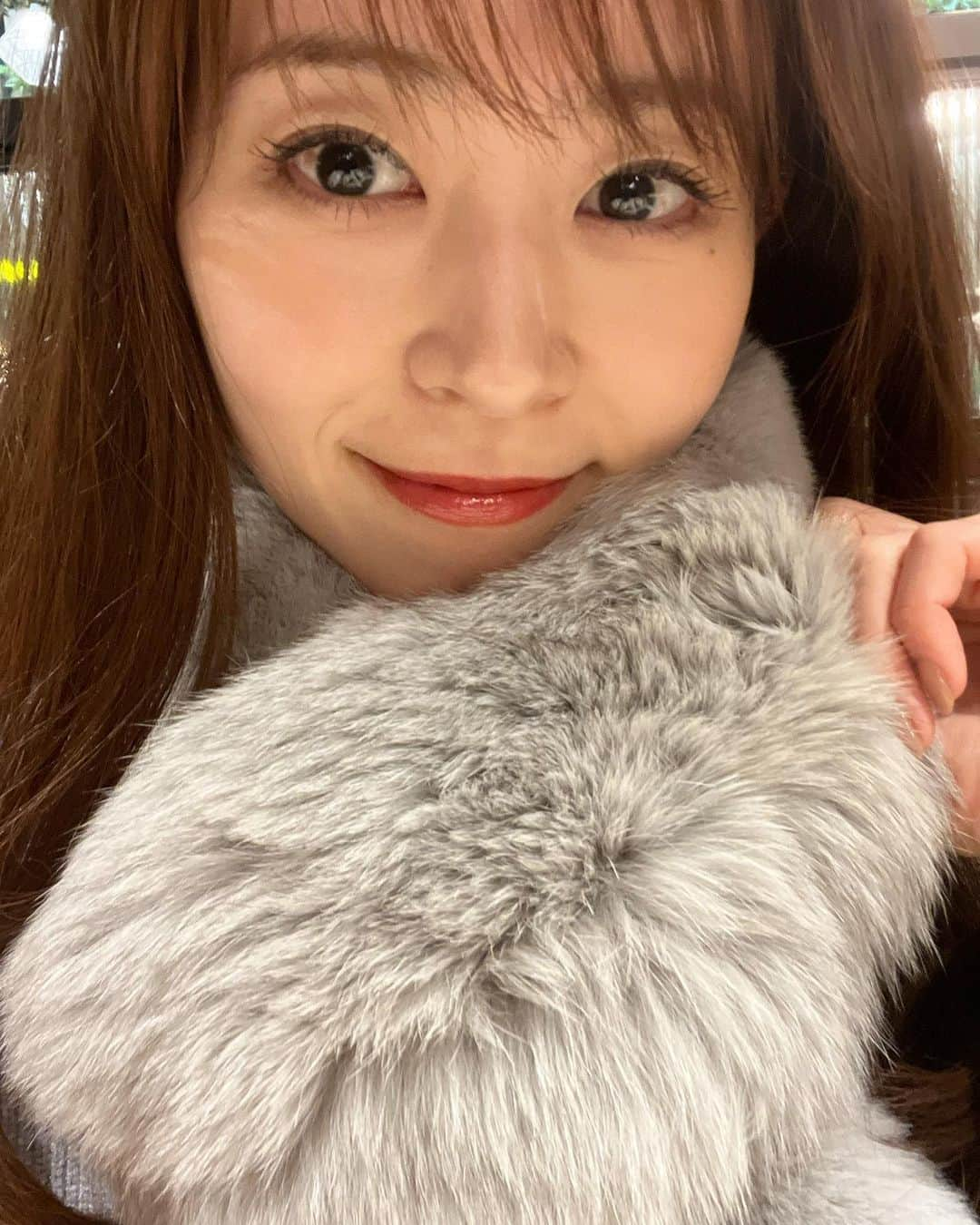 大家彩香さんのインスタグラム写真 - (大家彩香Instagram)「みなさん 今年も一年お世話になり ありがとうございました♥️  フォロワーの方に たくさん温かいコメントを頂けて 幸せいっぱいな年でした💕  私は、今、大泉洋さんの紅白をみてます♪  それでは 良いお年をお迎え下さい♡♡  #札幌テレビ #stv #どさんこワイド朝 #大家彩香 #アナウンサー #女子アナ #女子アナコーデ #大人コーデ #モフモフ #お気に入りのファー #年末年始 #感謝 #お礼 #ありがとうございました #良いお年を」12月31日 19時47分 - ayaka_oie_official