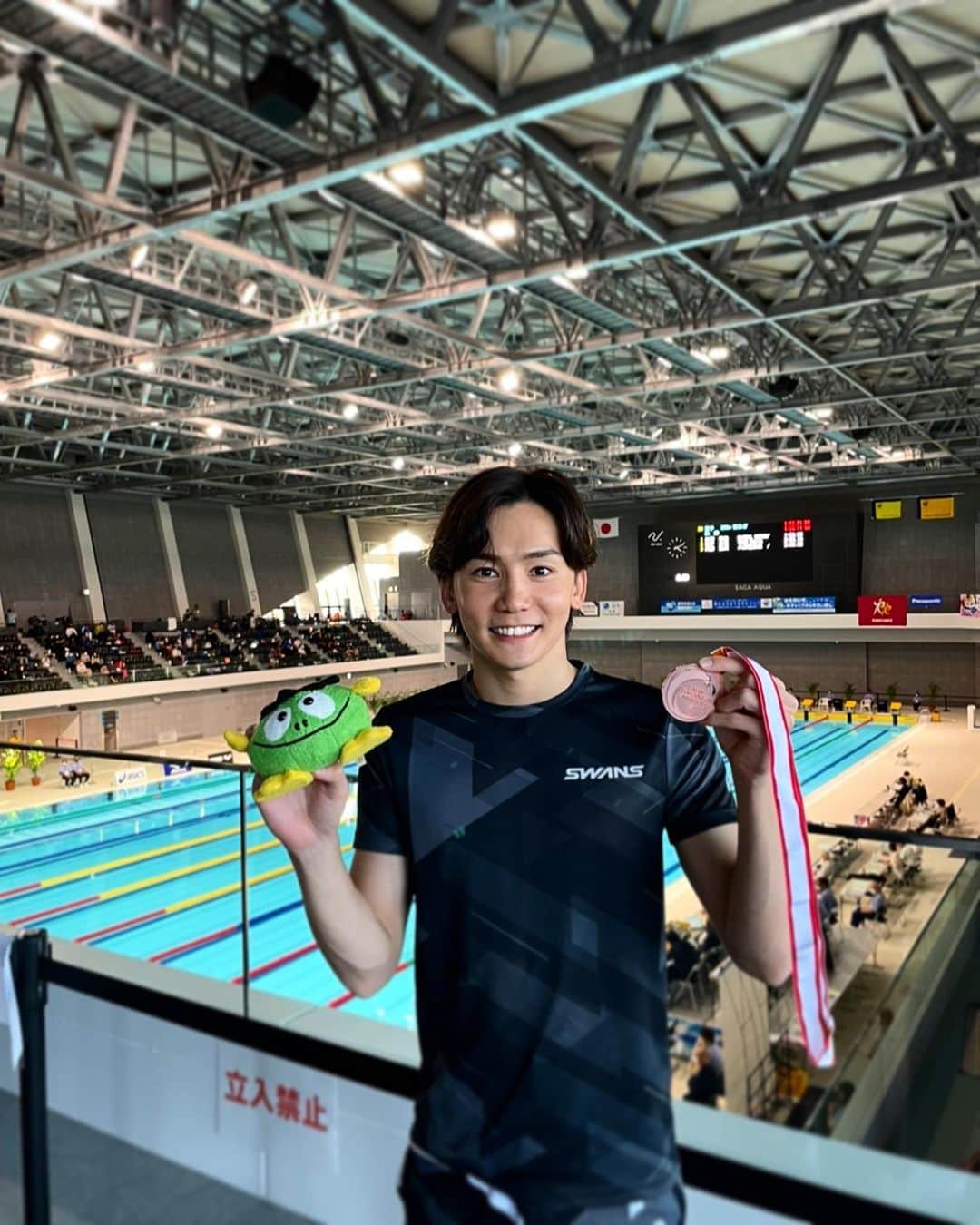 江原騎士のインスタグラム：「. . 2022年 振り返りとしては 年始にたてた目標の一つだった 日本代表復帰が、アジア大会の代表に選出されて達成できました。 . 今年の400m自由形の日本ランキングも1位で久しぶりに兆しのあるタイムが出せた事が嬉しかったです。 . この結果が出せたのもSWANSさんをはじめ、ATSC、asics、家族や沢山の方々の応援、サポートがあっての事だと改めて感じました。 ありがとうございました。 . 来年は2023年福岡世界水泳、2024年パリオリンピックで活躍する事を目標に、直向きに努力します。 . 今年もお世話になった方々、 本当にありがとうございました。 来年も引き続き応援の程よろしくお願いいたします！ . @swans_swim  @asics_japan  @atsc.1717」