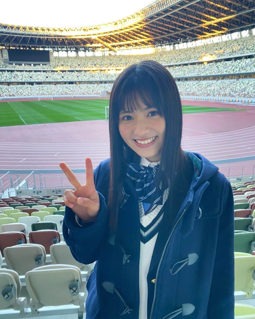 凛美さんのインスタグラム写真 - (凛美Instagram)「◡̈ ⁡ 今日、2回戦の取材と観戦を終えて 無事2022年の仕事納めしました！ ⁡ ⁡ 今年はたくさんの方に知っていただけて、見ていただき ニコラでのピン表紙やピン企画、マイファミリーや高校サッカーなど、夢が叶った１年でした。 ⁡ もちろん嬉しいだけじゃなく悔しいこと 抱えきれなくて戸惑うことなど色々ありましたが、 ⁡ それだけ大きな経験をさせていただけて お仕事だけじゃなく関わった全ての方に感謝でいっぱいです ⁡ ⁡ そして今日、初めての大晦日のお仕事でしたが とても素敵な仕事納めになりました。 ⁡ 夢に一歩ずつ近づいている選手、悔しい思いをした選手。 ⁡ しっかり休んでそれぞれの次の目標へと準備をしてまた輝く姿が見たいです☺︎ ⁡ 私も引き続き、次は1月2日の3回戦。 ⁡ 毎日感じている選手や支える人達の色々な思いを、 改めて精一杯応援したいと思います ⁡ ⁡ 本日も一緒に応援してくださった方々ありがとうございました☺️ ⁡ ⁡ ⁡ そして明日25:29からは 「凛美の高校サッカー魂〜2回戦」放送です⚽️ ⁡ 今日の2回戦の全ゴールを見ることができます！ ⁡ ぜひご覧ください🎍 ⁡ ⁡ それではみなさん！今年も１年ありがとうございました！ 良いお年を！！🐇 ⁡ #第101回全国高校サッカー選手権大会#高校サッカー#応援マネージャー#NEXT100#2回戦#凛美」12月31日 19時53分 - rimi_kenon_official