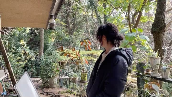 リエゾン－こどものこころ診療所－のインスタグラム：「.  #リエゾン日誌📖  撮影初日、緑に囲まれた さやま・こどもクリニックについて 佐山先生（#山崎育三郎）が 感想を語ってくださいました。  ドラマを見てくださるみなさんにも この心地よさが伝わりますように🌱  良いお年をお迎えください🫧  #リエゾン #1月20日スタート #毎週金曜よる11時15分」