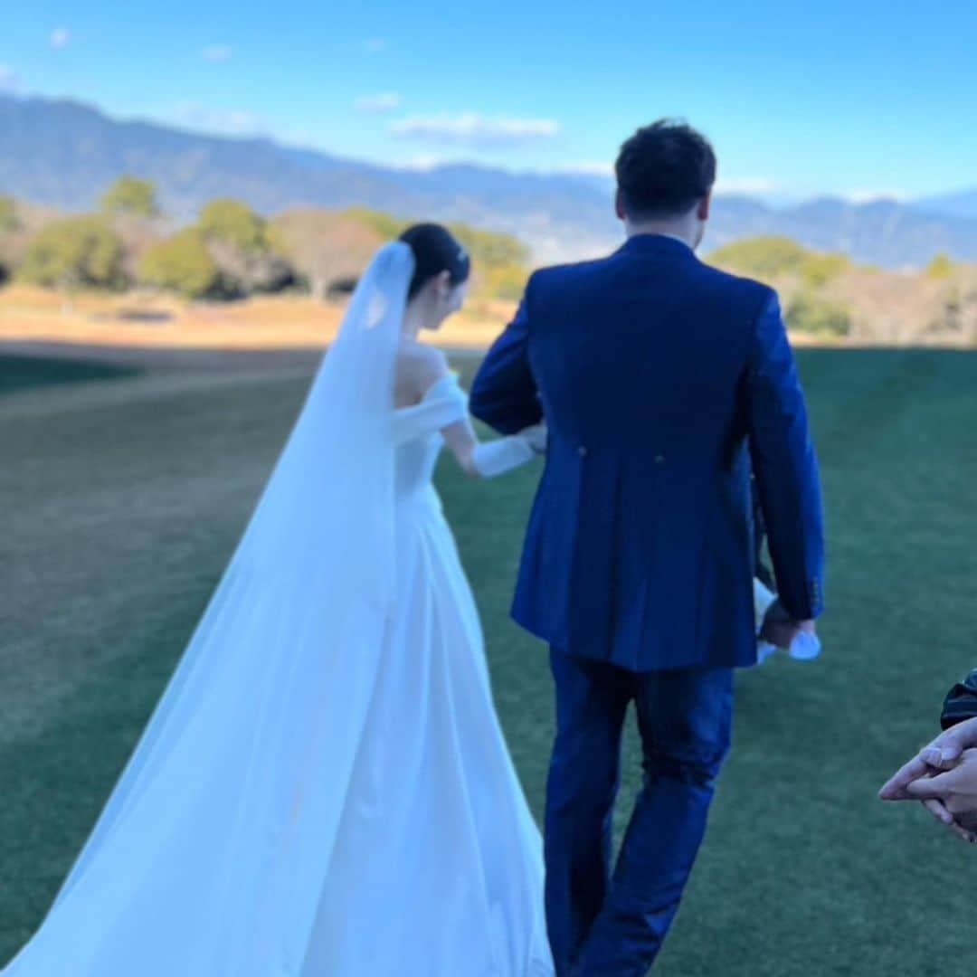 片山真人のインスタグラム：「2022年もあとわずか… ということで、ここでご報告を！  去る12月25日（日）日本平ホテルにおいて、結婚式を執り行いました。クリスマスのタイミング、年末の忙しい中ご列席いただいた皆様、誠にありがとうございました。 ノボリさんをはじめ、会社の諸先輩方、また埼玉西武ライオンズの十亀剣さん、鈴木将平くん、佐藤勇くんに、地元や大学の友人、同期のみんなも遠方から駆けつけてくれ、数々のお祝いの言葉や祝電もいただきました。本当にありがとうございました。  お相手は、同僚のゆき乃さんです。夏に入籍し、夫婦となりました。直接ご報告できなかったみなさま、申し訳ございませんでした。  職業柄、なかなか休みが合わなかったり不規則な２人ですが、先輩方のアドバイスを生かして仲良く、そして仕事も引き続き頑張って参ります。 皆様引き続きご指導ご鞭撻のほど、宜しくお願いします。そして本年も大変お世話になりました。来年も何卒、宜しくお願いします🤲  #2022 #結婚 #2022年 #結婚しました #ご報告 #日本平ホテル #静岡 #ahappynewyear」