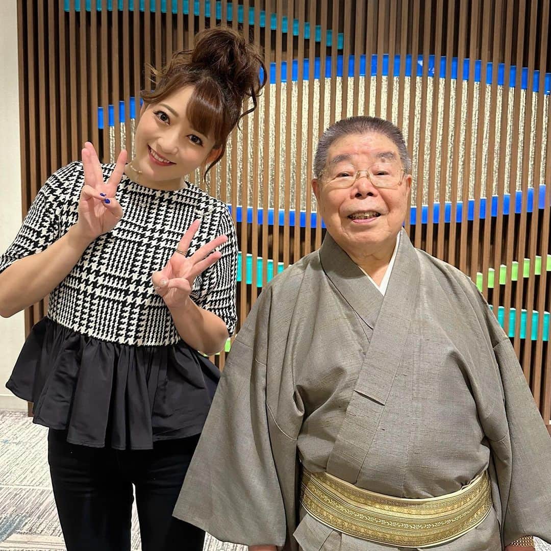 のインスタグラム：「千月会望年会⭐️ 今年も元気に民謡三昧の楽しい宴でした❣️師匠の小沢千月先生、千鳥先生、若竹さん、ミサイタルにもゲスト出演くださったコンパスさん❣️ 人生の大先輩のみなさまはとにかくあったかくて幸せパワーいっぱいなのです😍ありがたいことにわたしもステージで唄わせていただきました❣️ 和歌山県民謡『和歌の海苔採り唄』を披露❣️ ありがとうございます♪  #民謡 #民謡歌手 #和歌山県民謡 #和歌山民謡 #千月会」