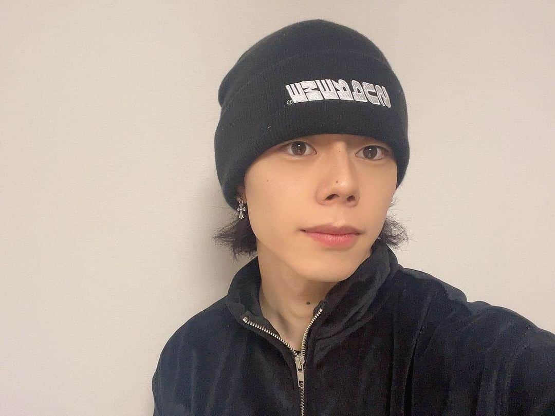 しょーきのインスタグラム：「2022年ありがとうございました😊🙇🏻‍♂️ SNSを続けられたのもファンのみんなのおかげです。 本当にありがとうございます。  今年も沢山の出会いがあったけど、やっぱり韓国に行けた事が1番嬉しかったです😁☺️ 会いたいのに会えないこのご時世の中でようやく会えた事は忘れる事はないでしょう👍🏻  来年はもっと飛躍できるように頑張ります。 1年間の疲れを友達、家族、先輩後輩と楽しく過ごして下さい🙆🏻‍♂️」