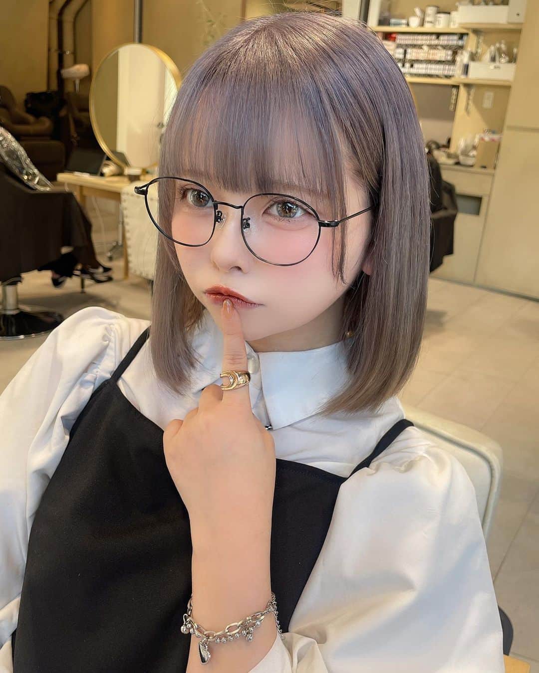 のインスタグラム：「2022美容納めは @hrhk__hrhk  にしてもらいました( ◠‿◠ ) ラベンダーとグレー！！ テーマはフェアリーだそうです。」