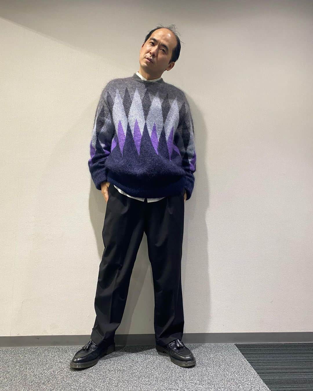 斎藤司のインスタグラム：「今年も大変お世話になりました。 特にKpopのスターたちには本当にお世話になりっぱなしでした。 僕のような凡人がやってこれたのは周りの皆様のおハゲです。 ありが頭皮。 よいお頭皮を！  #2022仕事納め #何年かぶりに家でカウントダウン #家族いるんで最高です！」