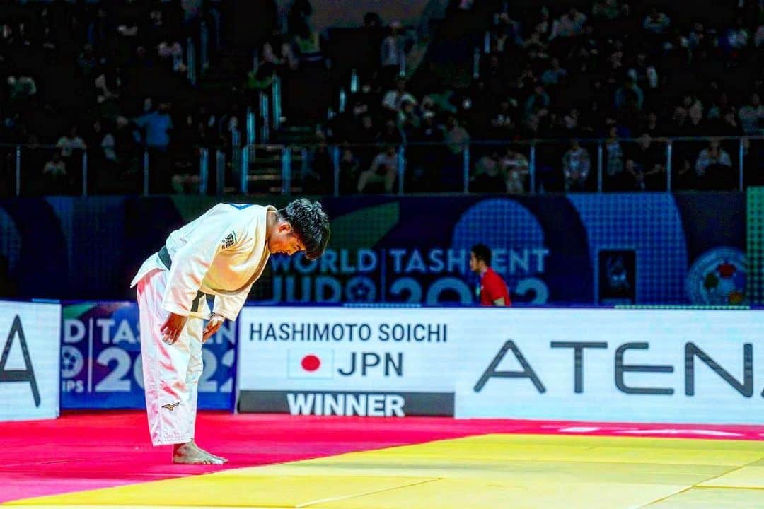 橋本壮市のインスタグラム：「今年も沢山の応援が本当に力になりました。 夢の為に目の前の目標を一つ一つ達成していきたいと思います。  #2022→2023 #judo#柔道#パーク24#park24 #kazuyukiogawa #笑う門には福来る」