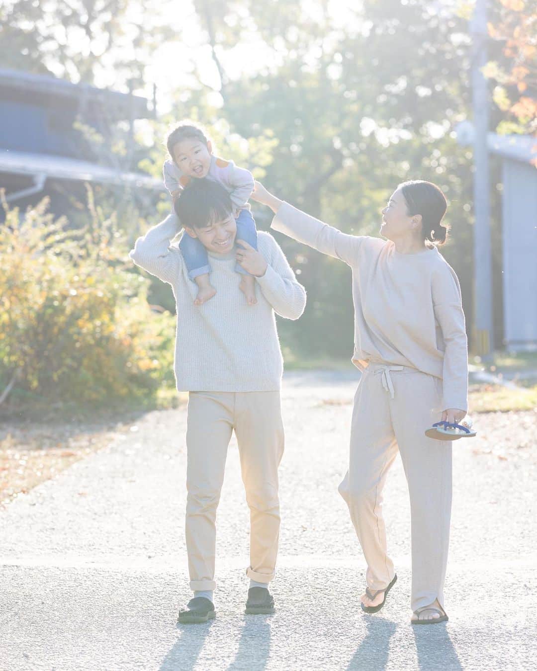 福田基広のインスタグラム：「2022年もたくさんの出会いと経験をさせていただくことができました✨ 本当に仲良くしてくださってありがとうございました！  来年は40歳を迎える年。 今年以上に、さらに新しいチャレンジが多く控えています。 だからこそ、信じて支えてくれている家族との時間、会社のみんなやセルフメディアの皆さんとの関わりを一番に。  調子が良い時こそ、足元を見る。  テンちゃんもついに幼稚園だもんなぁ、パパ頑張るよ💪 みなさま、良いお年を。  #テンちゃん日記 #selfmedia #ふたつぶ」