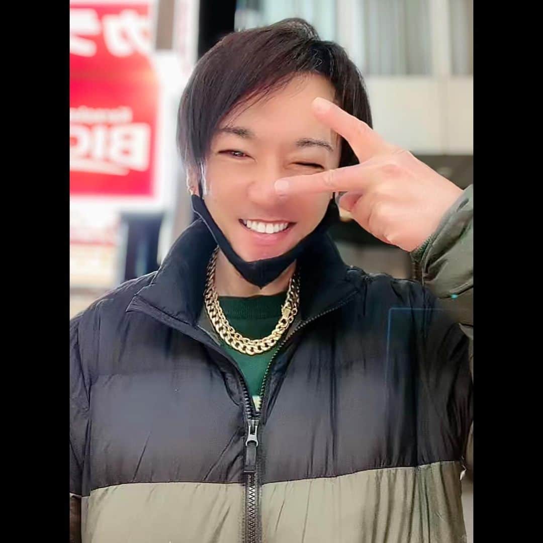 キングケバブ店長のインスタグラム：「2022年は仕事と配信に追われて、あっとゆうまに過ぎてしまった😳  いつも応援してくれてるリスナーさん達にもお世話になりました。2023年も頑張るので、よろしくお願いします🎍🌅　#キングケバブ店長 #2023」
