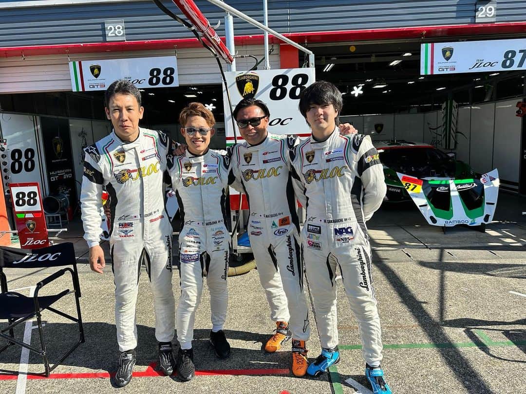 松浦孝亮さんのインスタグラム写真 - (松浦孝亮Instagram)「皆さん、今年も沢山の応援をありがとうございました。 我々JLOCとしては、悔しいレースの方が多かったかもしれません。 しかし、最終戦のもてぎではランボルギーニの2台が大暴れし、レースを盛り上げました。 来年こそは、我々が主役になる！と強い気持ちで挑みたいです。 体制的には大きなサプライズはないと思っています。 来年も、応援お願い致します。 2022年も残り僅かとなりましたが、良いお年をお迎えください。 また、来年もサーキットで会いましょう！ #jloc #supergt #ありがとう」12月31日 20時36分 - ko_matsuura