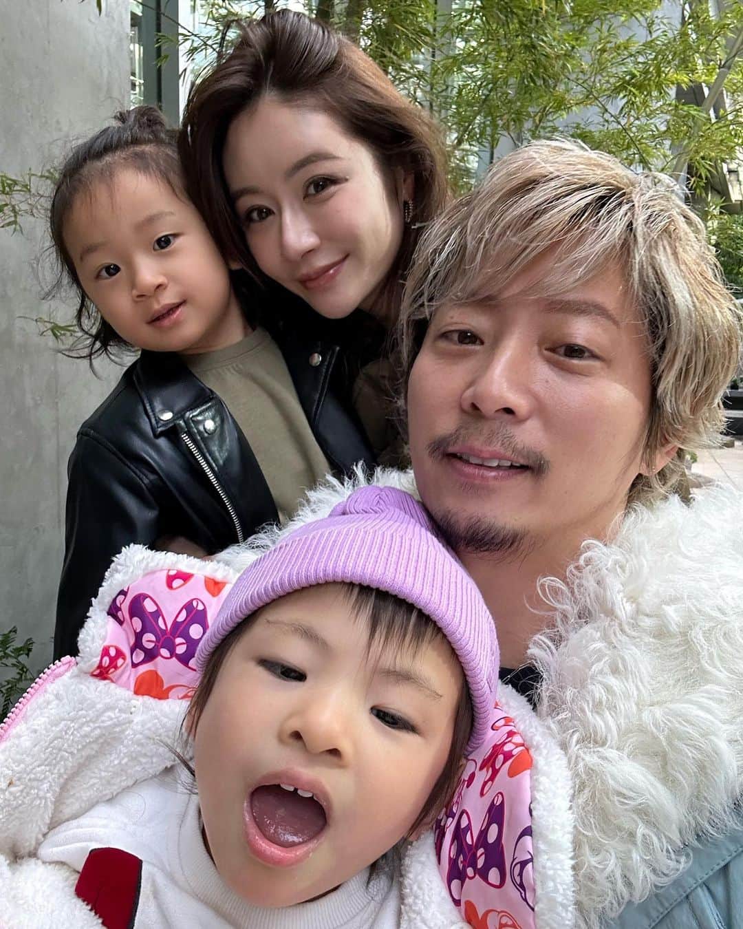 黒木啓司のインスタグラム：「#2022年　残りわずか  今年は自分にとって本当に 節目となる１年でした  ずっと目指してやっと辿り着き 自分の居場所となったステージから 自ら降りることは 実際はかなりの葛藤もあり 正直簡単な決断ではありませんでした  しかし 物事を始める時も覚悟が必要ですが 辞める時も覚悟が必要であり  #辞める勇気   も大事だなと感じました  人生を先に進むにあたり 自分の性格上嘘をつきながら 先に進めないので 42歳というこのタイミングで 区切りをつけました  今年は自分自身の人生の第2章の始まりになりました  そんな second chapterの1つ目のスタートは 今まで応援してくださった皆様にも 健康や幸せの手助けになりたいと強く思い始める新事業です  この年だからできる 違う形の 幸せを皆さんと 共有し届けていけたらなと思います  来年また改めて詳しくご報告させてください  「かっこよくなりたい」と若い頃から思って生きてきましたが  昔と違って見た目や地位ではなく 今は内面を磨き 家族を守る男らしさ  そして 今後自分がどう生きるかをテーマに  健康的なライフスタイルとマインドから出てくる 違う形の「かっこいい」を目指していきたいと思ってます  今年も残りわずかとなりますが 来年も宜しくお願いします  最後に沢山のDM コメントいつもありがとうございます  皆さんの暖かいメッセージに勇気をもらってます  これからも一緒に歩んでいきましょう^_^  良いお年を  KEIJI KUROKI」