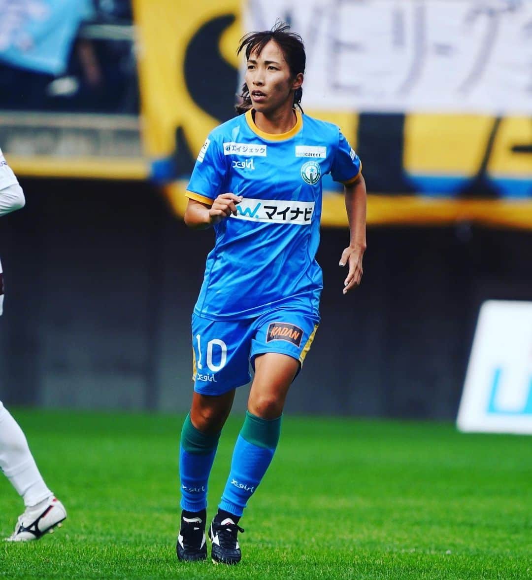 中島依美のインスタグラム：「🙇‍♀️２０２２年🙇‍♀️ １３年間お世話になった神戸を 離れ、、、、仙台に移籍⭐️ 神戸はとても好きな場所でした。 サッカーをできることに感謝して 来年も楽しい１年に⭐️⭐️⭐️ ２０２２年もたくさんの応援 ありがとうございました🙇‍♀️ 来年もよろしくお願い致します！ どうぞ良いお年をお迎えください❤️」