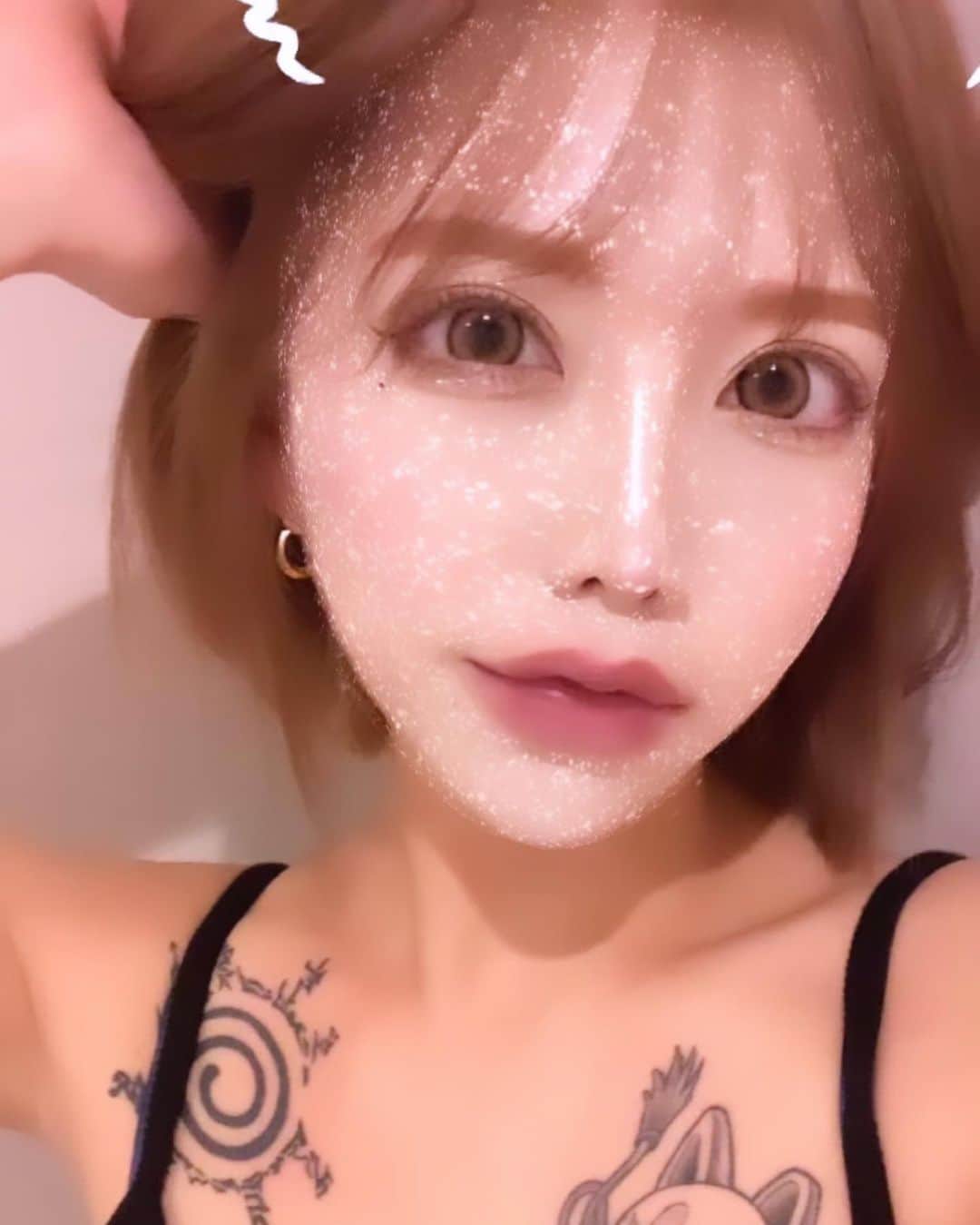 のインスタグラム：「2022年𝙻𝚊𝚜𝚝🐯🧽💛  こんな赤ちゃんなあたしを温かく見守ってくれたみなさん どうもありがとうございました👶🏼🍼💗💓笑 こはたんは赤ちゃんだからって 許してくれる(呆れられてる？🥵) みんながだいすきです🫶🏻🫶🏻🫶🏻🤍  来年はもっともっともーっと たくさんの人と出逢いたいし たくさんいろんなところに行きたいな🐥💛  年内会えなかった人もいて悔しい気持ちもあるので 来年はたくさん遊んでください皆々様🌼🌱  大人になれるようにたくさん成長します✌🏻笑 お世話になったみなさまありがとうございます 来年もこはたんをよろしくお願いします🤝🏻💗💓  みなさま良いお年を～🐯🍋💛🟡 ばいばい寅年🐯👋🏻✨  #歌舞伎町#キャバクラ#キャバ嬢#ホスト#bar#シーシャ#tattoo#刺青#アニメ#アニメ好きな人と繋がりたい#オタ活#大阪#ミナミ#福岡#飲酒タグラム#中本#時差スタグラム#水色#激辛#金髪#ショートヘア#ショート女子#神社好きな人と繋がりたい#御朱印#2022#寅年 #followeme#likeforlikes#harrywinston」