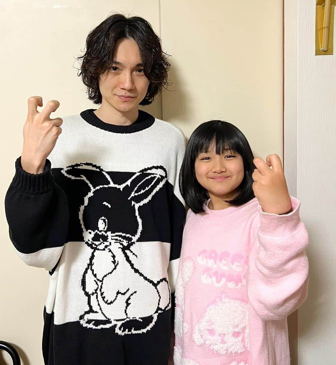 山口尚美のインスタグラム：「親子うさセーターで撮ってと言われた🐇 来年はうさピース流行るといいね🐰笑 皆様良いお年を🌠❣️」